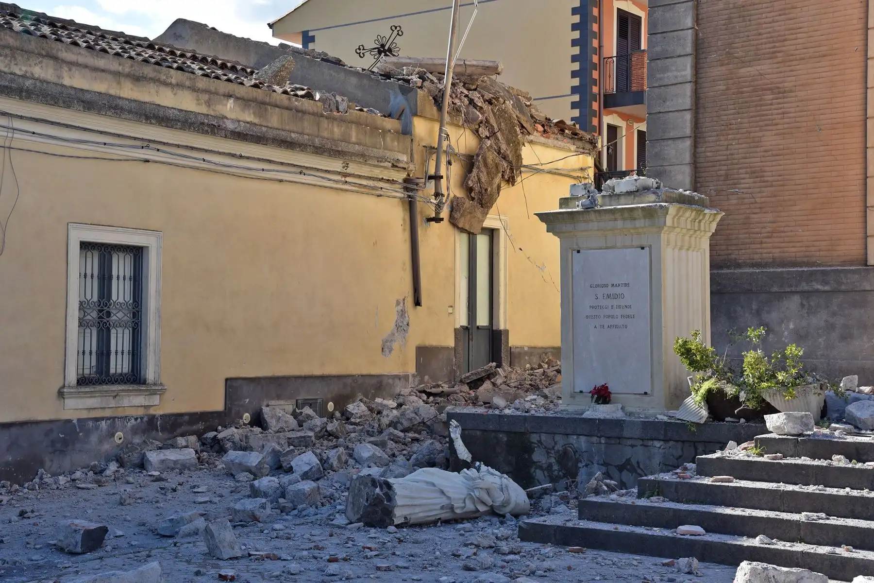 La estatua destruida de San Emidio, conocida como la protectora contra los terremotos, aparece en Pennisi después de que un terremoto de magnitud 4,8 azotara el área alrededor del volcán más activo de Europa, el Monte Etna. AFP