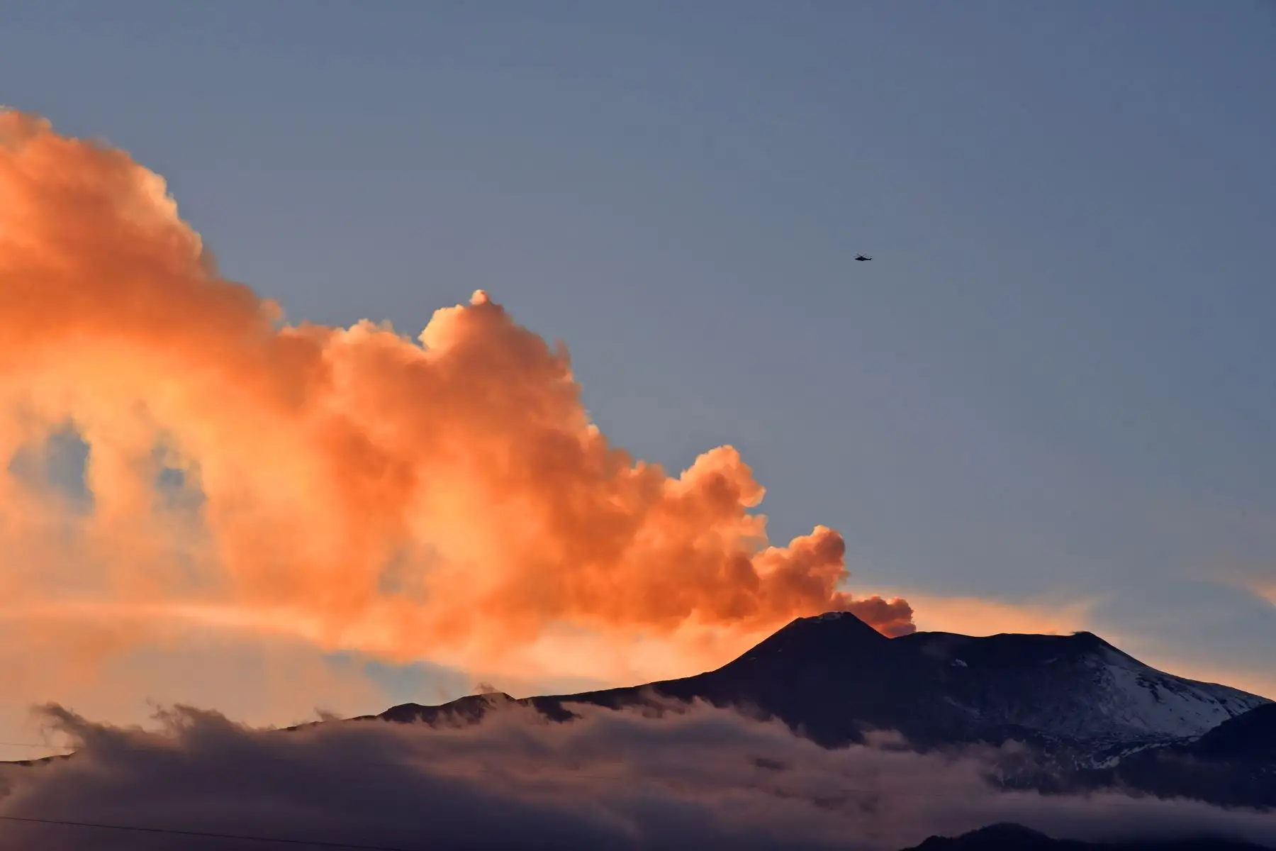 El humo se eleva desde el monte Etna como se ve al atardecer desde la ciudad de Giarre, Catania. AFP