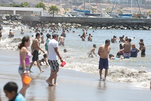 Son consideradas playas saludables aquellas que tienen buena calidad microbiológica del mar, arenas limpias, tachos de basura y servicios higiénicos. DINA/ Andina.
