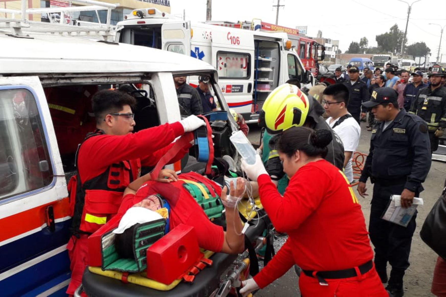 Choque entre combi y ómnibus deja siete heridos graves en Trujillo. ANDINA