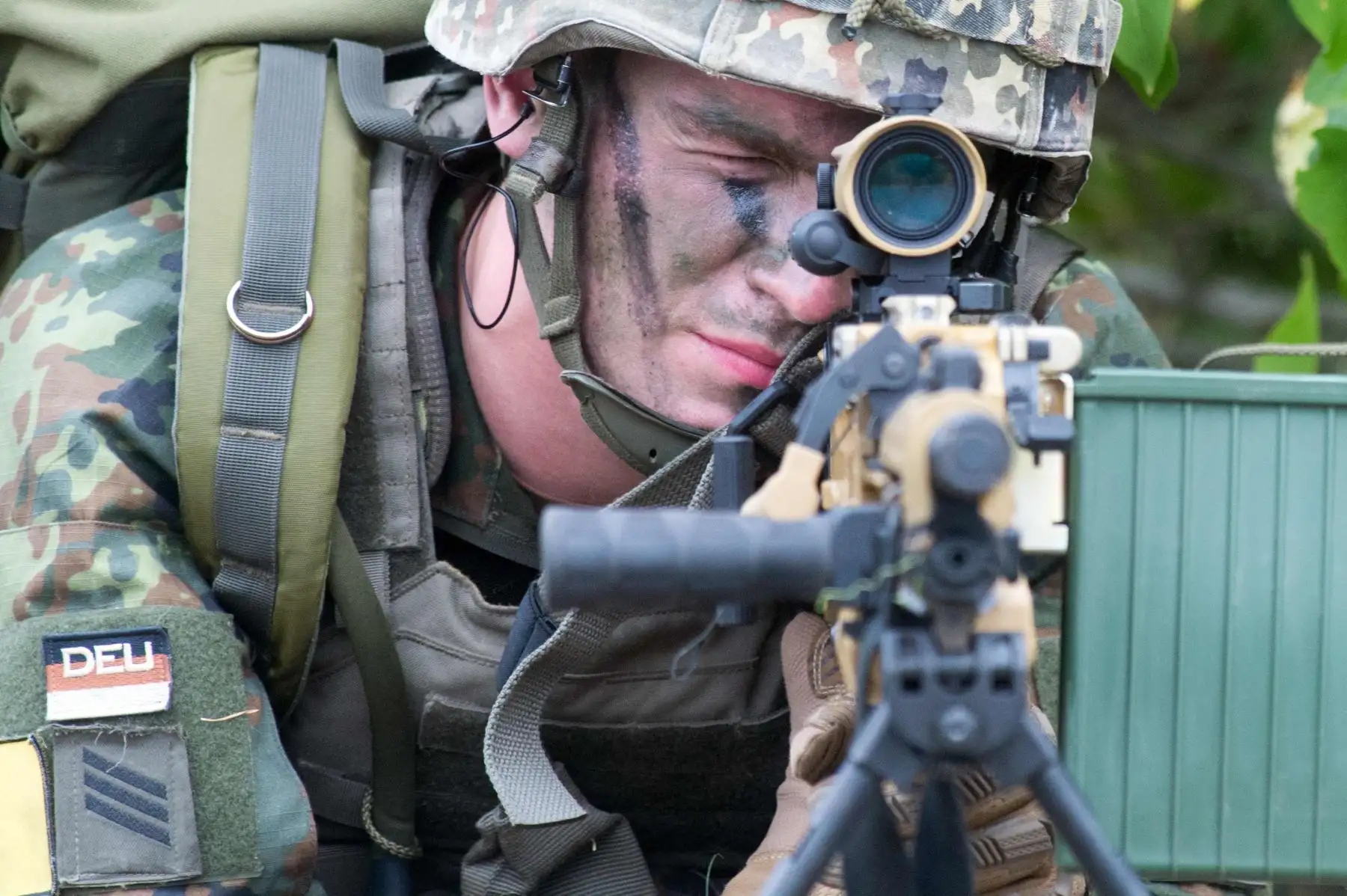 Un miembro de la División de Fuerzas Rápidas (DSK) participa en el ejercicio de evacuación militar Fast Eagle 2018 de las fuerzas armadas alemanas Bundeswehr en el aeropuerto de Borstel  Foto: AFP