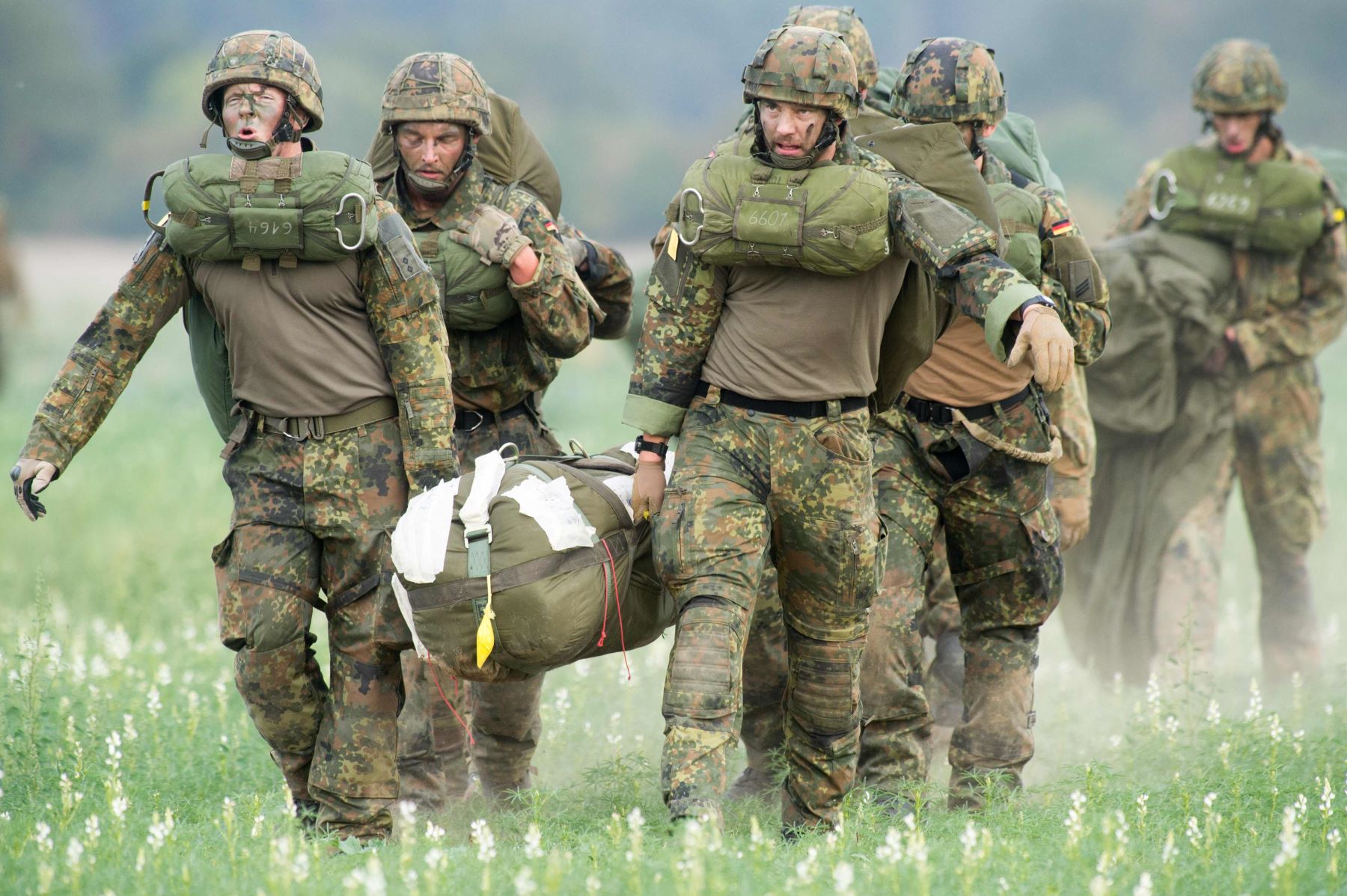 Miembros de la División de Fuerzas Rápidas (DSK) participan en el ejercicio de evacuación militar Fast Eagle 2018 de las fuerzas armadas alemanas Bundeswehr en el aeropuerto de Borstel Foto: AFP
