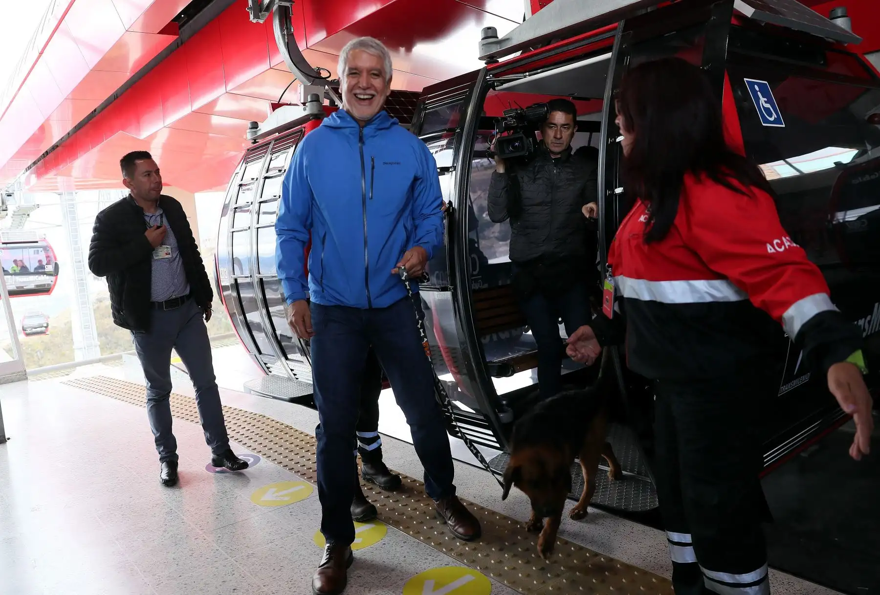 El Alcalde Mayor de Bogotá, Enrique Peñalosa, desciende de una cabina del servicio de teleférico hoy, jueves 27 de diciembre de 2018, en Bogotá (Colombia)  Foto: EFE