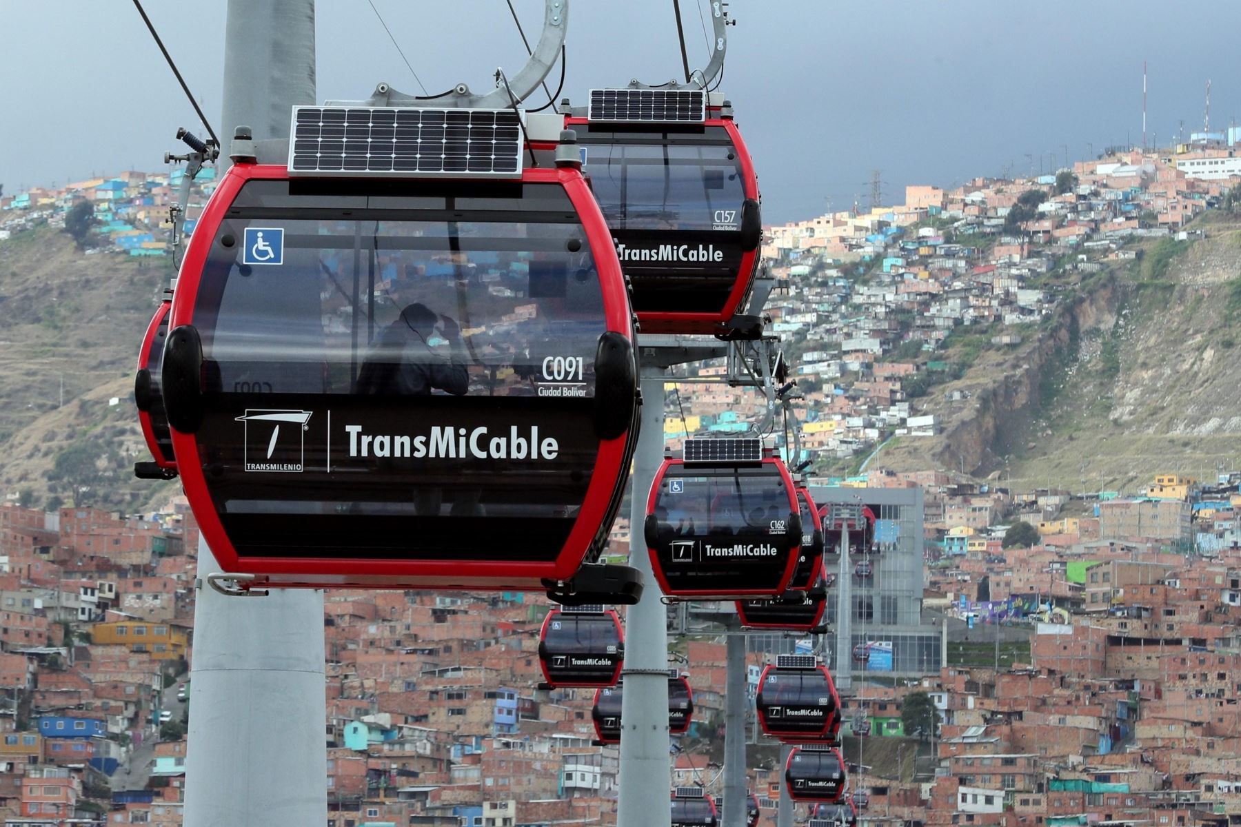 Panorámica del servicio de teleférico inaugurado hoy, jueves 27 de diciembre de 2018, en Bogotá (Colombia). Foto: EFE