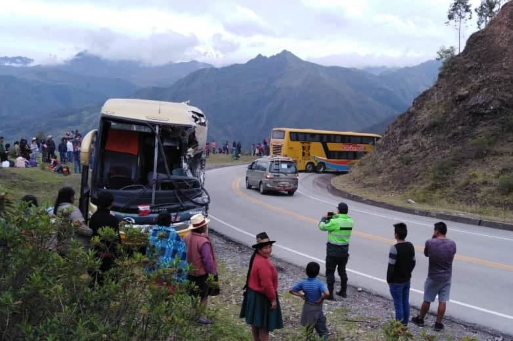 Dos ómnibus de transporte interregional colisionaron en el kilómetro 908 de la vía Cusco-Lima, jurisdicción de la provincia de Anta. Foto: PNP