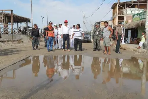 Ministro de Defensa, José Huerta, inspeccionó malecón de Máncora afectado por oleaje anómalo.