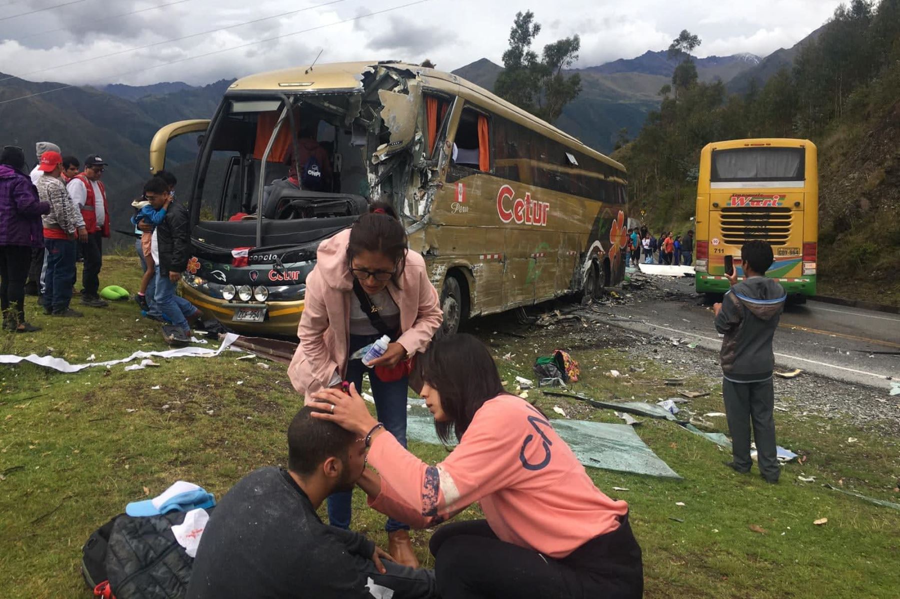 Tres turistas argentinos figuran entre los heridos por choque de buses en vía Cusco-Lima, en Cusco. ANDINA