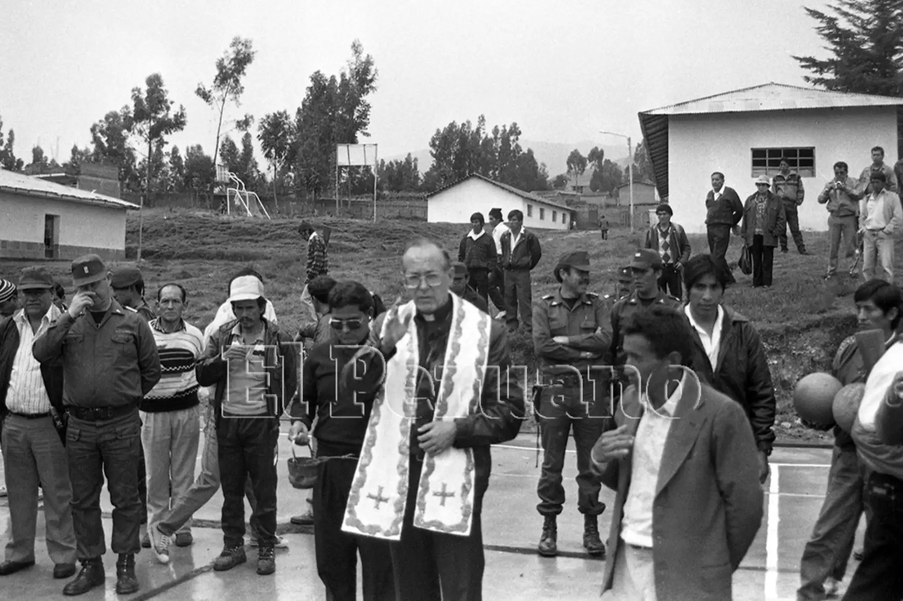 Ayacucho - 21 marzo 1994 / Juan Luis Cipriani, obispo de Ayacucho, bendice la formación de rondas campesinas. Foto: Archivo Histórico de EL PERUANO