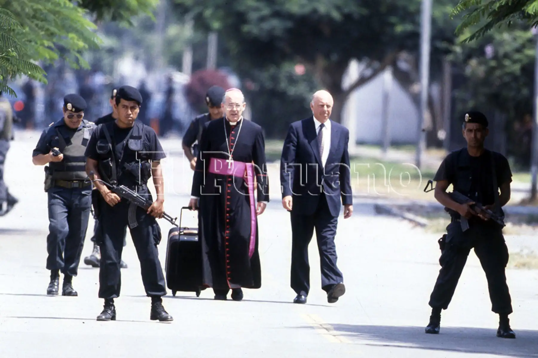 Lima - 1997 / Juan Luis Cipriani, obispo de Ayacucho, como mediador en la crisis de los rehenes de la embajada de Japón. Foto: Archivo Histórico de EL PERUANO