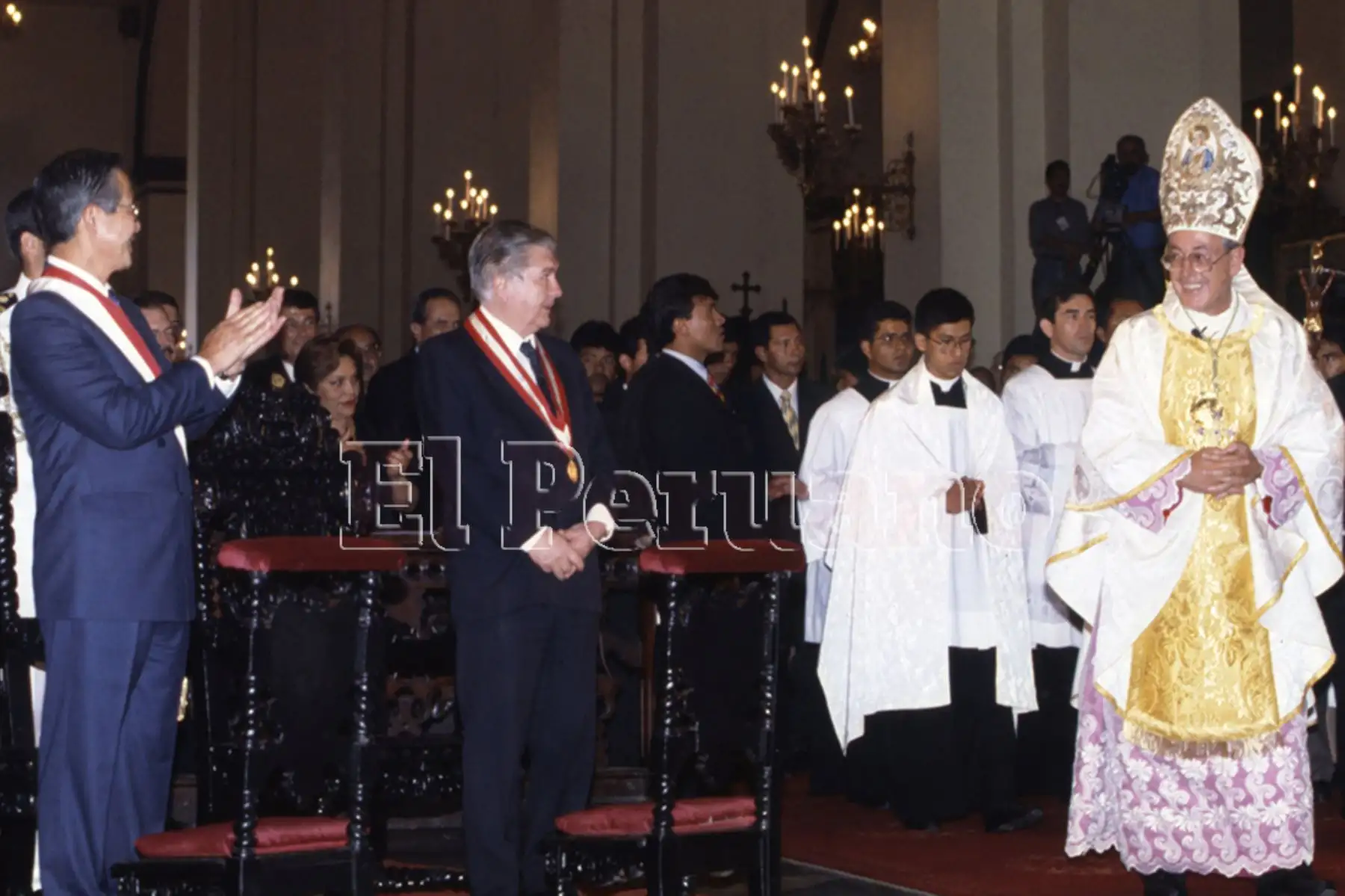Lima - 30 enero 1999 / En una ceremonia en la Catedral de Lima, monseñor Juan Luis Cipriani asumió el cargo de arzobispo de Lima y primado del Perú. Al acto asistió el presidente Alberto Fujimori. Foto: Diario Oficial EL PERUANO / Christian Bermuy