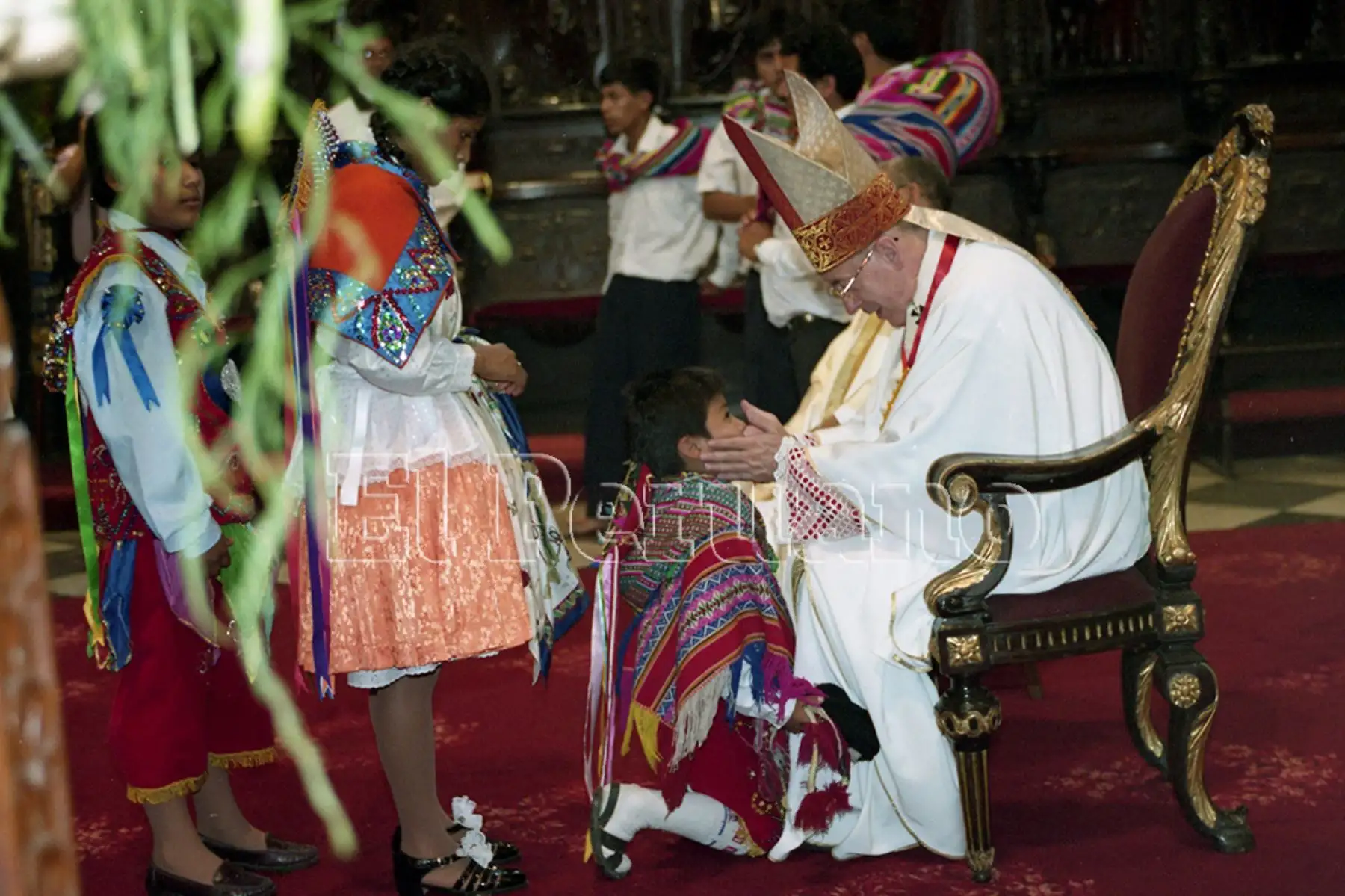 Lima - 17 enero 2001 / Un grupo de niños saluda al cardenal Juan Luis Cipriani en la catedral antes de participar en un pasacalle por el aniversario e Lima. Foto: Diario Oficial EL PERUANO / Norman Córdova