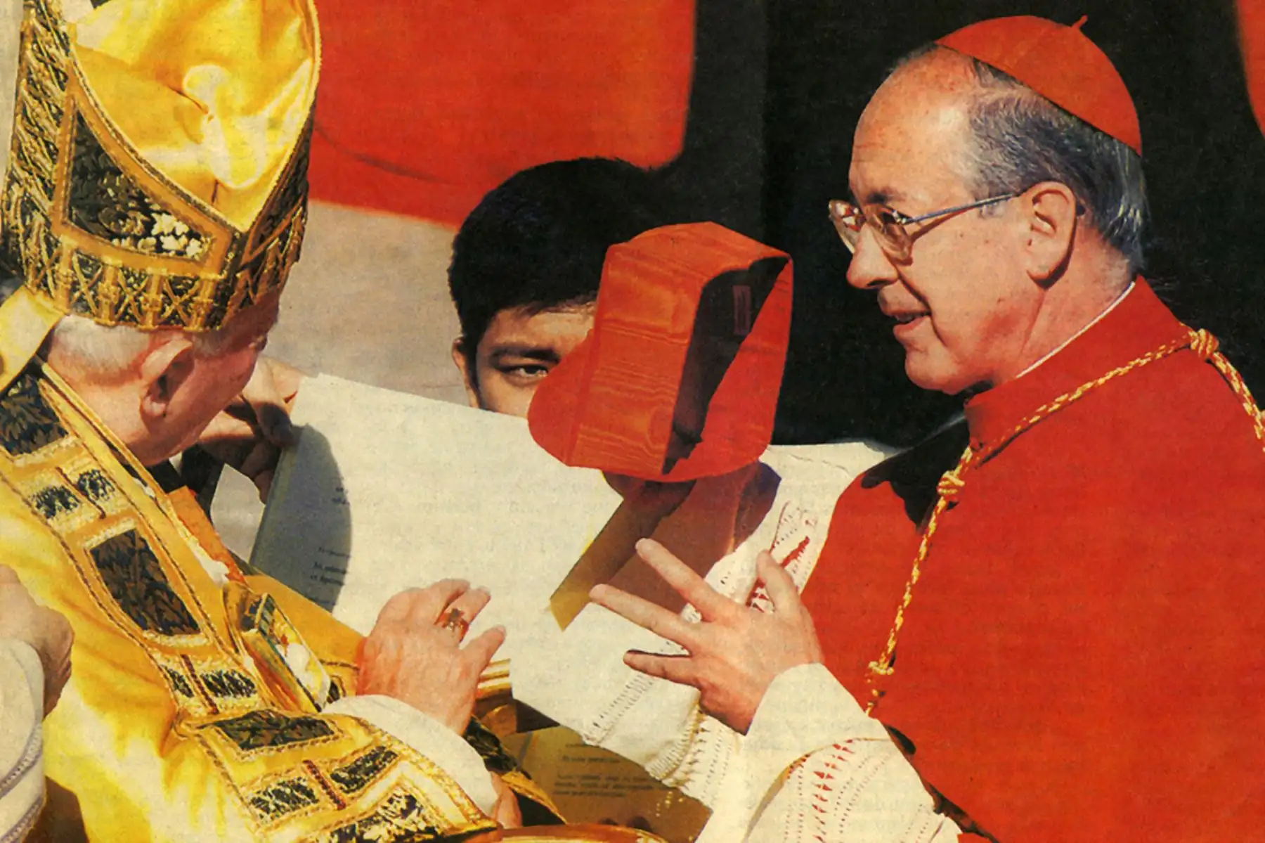 Vaticano - 21 febrero 2001 / El Papa Juan Pablo II bendice al flamante cardenal peruano Juan Luis Cipriani Thorne, luego de imponerle el capelo y el birrete cardenalicios. El arzobispo de Lima fue uno de los 44 purpurados proclamados hoy por el Sumo Pontífice. Todos ellos recibieron el anillo correspondiente, signo de fidelidad y de comunión con la Iglesia Católica y el pontificado. Foto: Reuters