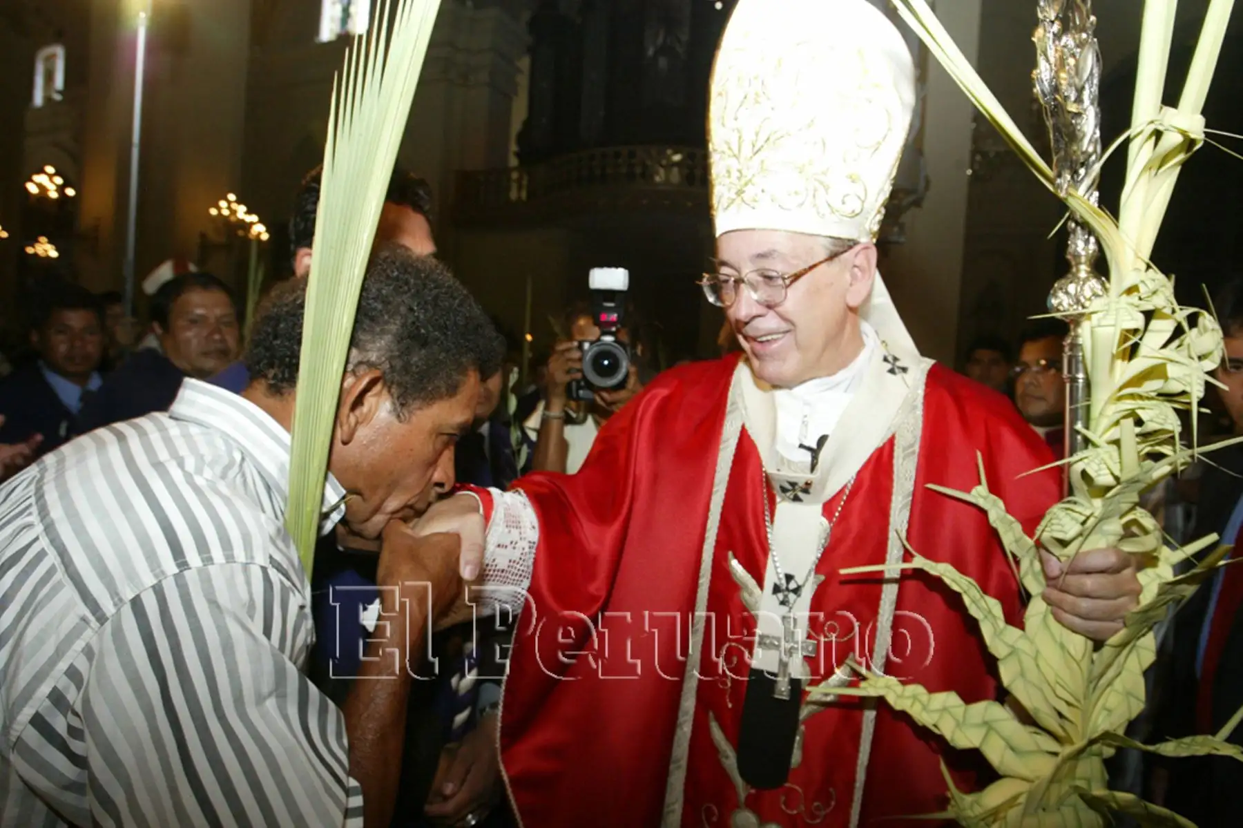 Lima - 4 abril 2004 / E ex futbolista Héctor Chumpitaz saluda al cardenal Juan Luis Cipriani luego de la misa de Domingo de Ramos en la Catedral de Lima. Foto: Diario Oficial EL PERUANO / Víctor Palomino