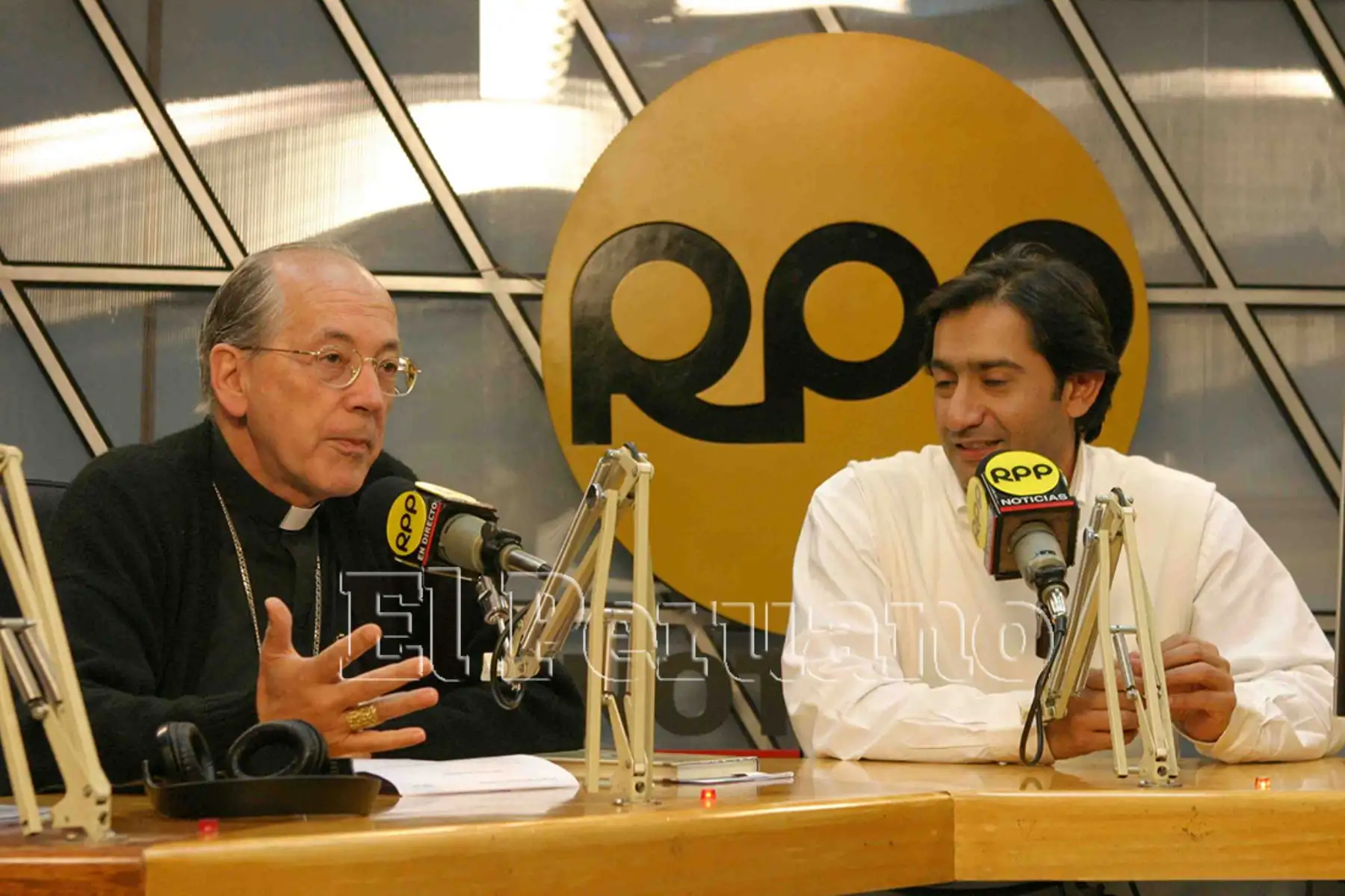 Lima - 26 noviembre 2005 / Cardenal Juan Luis Cipriani en su programa Diálogo de fe en Radio Programas del Perú. Foto: Diario Oficial EL PERUANO / Héctor Vínces