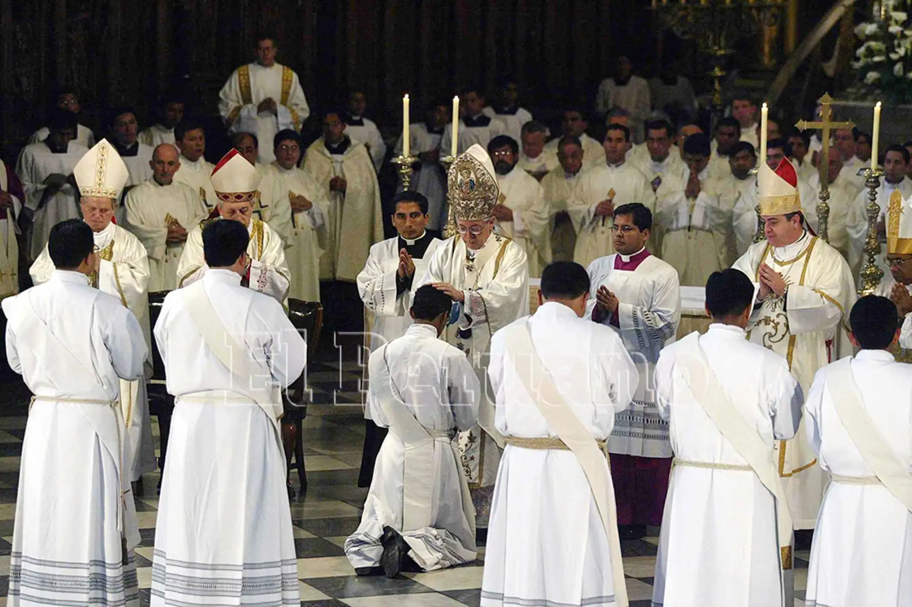 Lima - 13 agosto 2006 / Nueve diáconos reciben ordenación sacerdotal ante el cardenal Juan Luis Cipriani en la Catedral de Lima. Foto: Diario Oficial EL PERUANO / Víctor Palomino