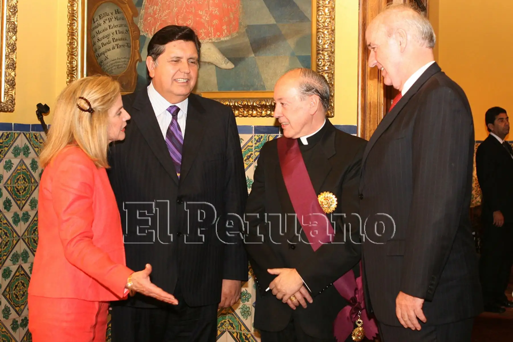 Lima - 9 enero 2009 / El arzobispo de Lima, Juan Luis Cipriani, condecorado con la Orden El Sol del Perú en el grado de Gran Cruz por el presidente Alan García Pérez. Foto: Diario Oficial EL PERUANO / Norman Córdova