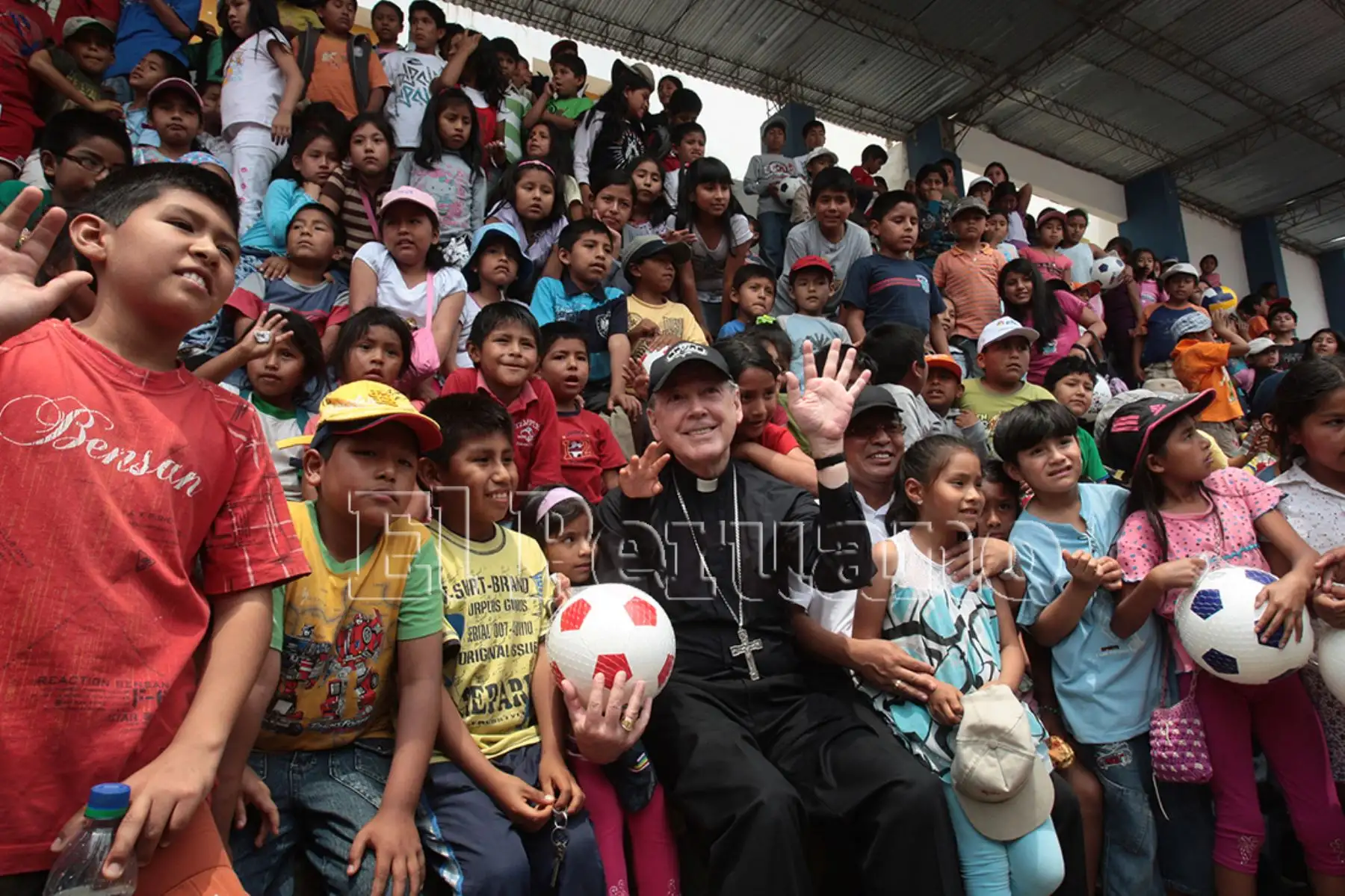 Lima - 23 de diciembre 2010 / El cardenal Juan Luis Cipriani celebra por adelantado la Navidad con los niños de la comunidad de Manchay. Foto: Diario Oficial EL PERUANO / Juan Carlos Guzmán