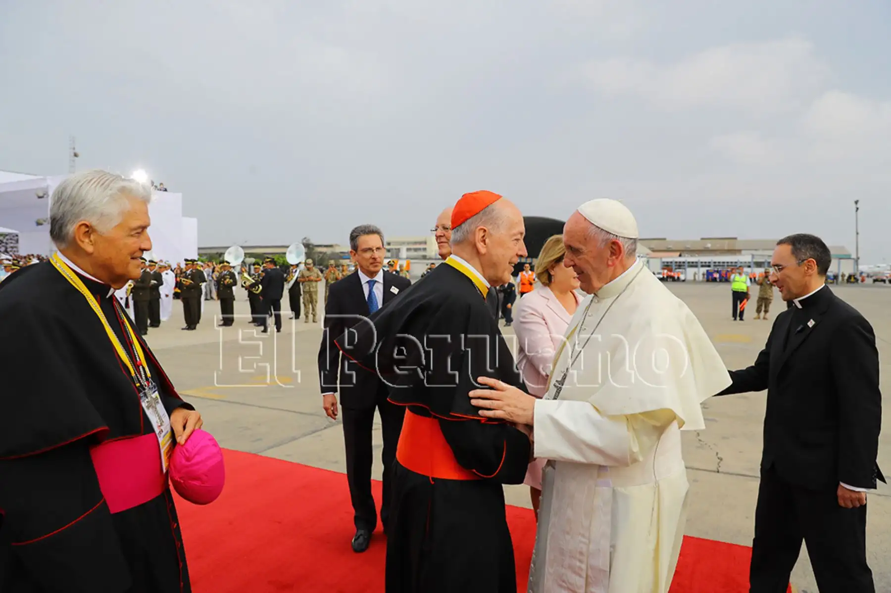 Callao 18 enero 2018 / El cardenal Juan Luis Cipriani saluda al Papa Francisco a su llegada al Perú. Foto: Presidencia Perú / Andrés Valle
