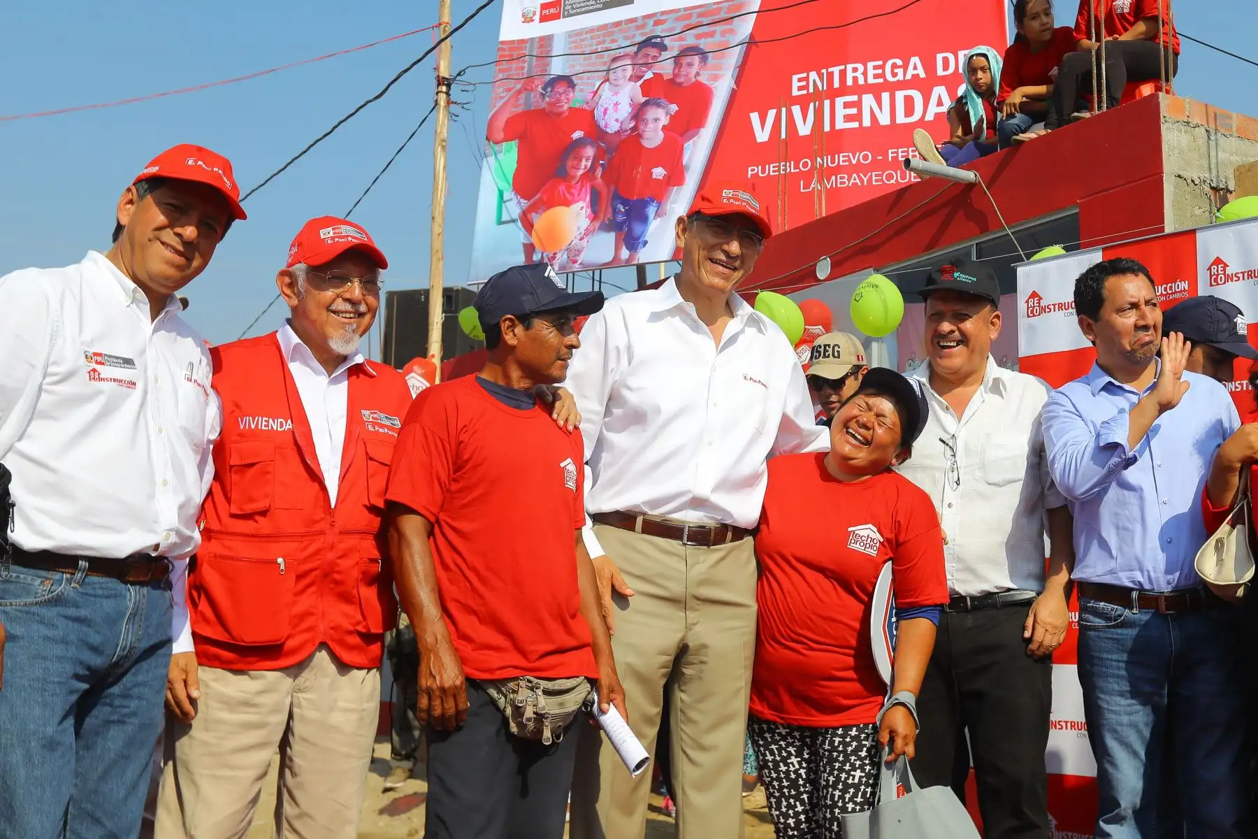 Jefe de Estado, Martín Vizcarra, acompañado del Ministro de Vivienda, Javier Piqué, entrega la vivienda N° 10,000 en el distrito de Pueblo Nuevo, provincia de Ferreñafe (Lambayeque), en el marco del proceso de reconstrucción. Foto: ANDINA/Prensa Presidencia