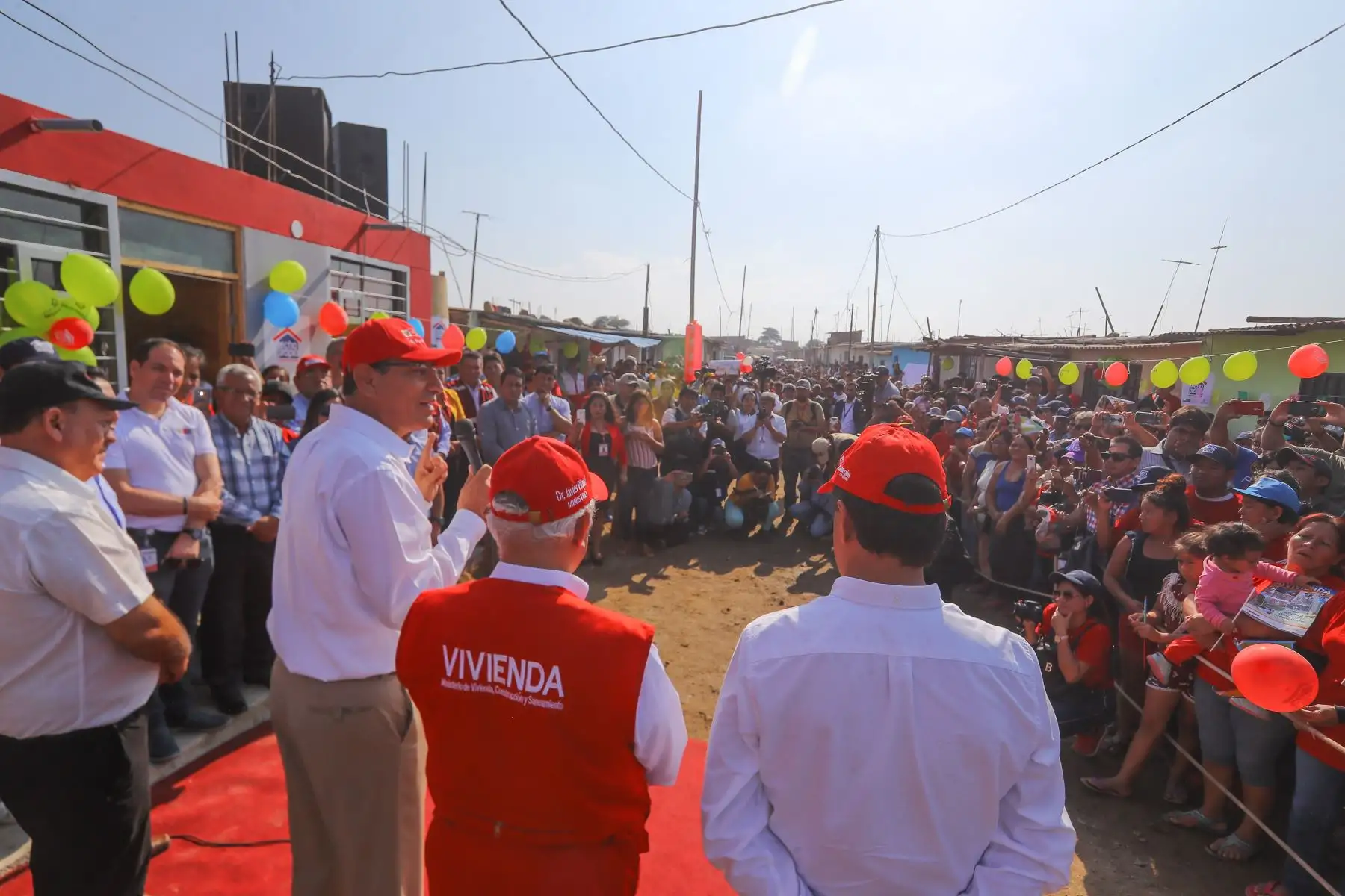 Jefe de Estado, Martín Vizcarra, acompañado del Ministro de Vivienda, Javier Piqué, entrega la vivienda N° 10,000 en el distrito de Pueblo Nuevo, provincia de Ferreñafe (Lambayeque), en el marco del proceso de reconstrucción. Foto: ANDINA/Prensa Presidencia