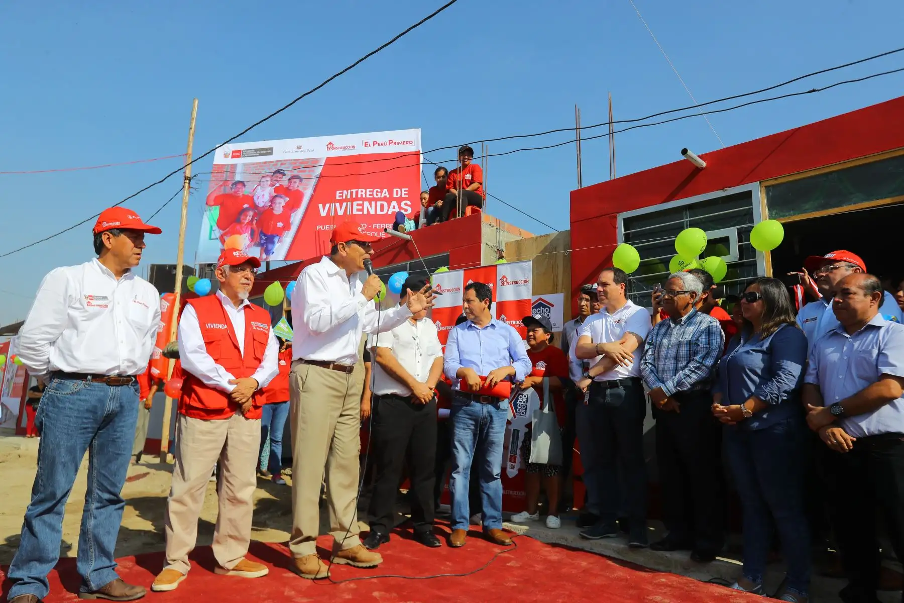Jefe de Estado, Martín Vizcarra, acompañado del Ministro de Vivienda, Javier Piqué, entrega la vivienda N° 10,000 en el distrito de Pueblo Nuevo, provincia de Ferreñafe (Lambayeque), en el marco del proceso de reconstrucción. Foto: ANDINA/Prensa Presidencia