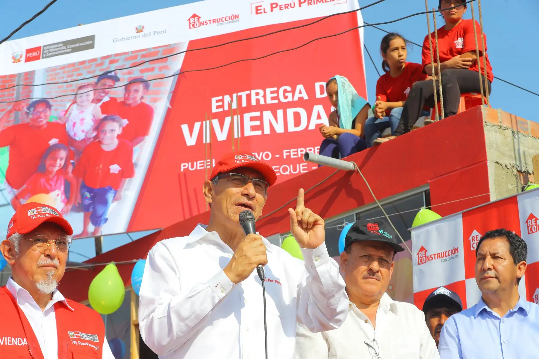 Jefe de Estado, Martín Vizcarra, acompañado del Ministro de Vivienda, Javier Piqué, entrega la vivienda N° 10,000 en el distrito de Pueblo Nuevo, provincia de Ferreñafe (Lambayeque), en el marco del proceso de reconstrucción. Foto: ANDINA/Prensa Presidencia
