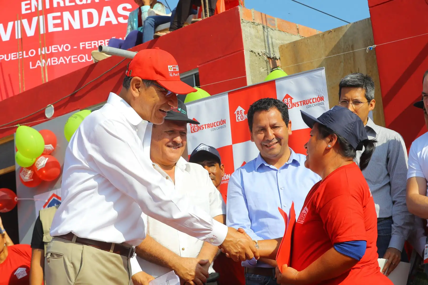 Jefe de Estado, Martín Vizcarra, acompañado del Ministro de Vivienda, Javier Piqué, entrega la vivienda N° 10,000 en el distrito de Pueblo Nuevo, provincia de Ferreñafe (Lambayeque), en el marco del proceso de reconstrucción. Foto: ANDINA/Prensa Presidencia