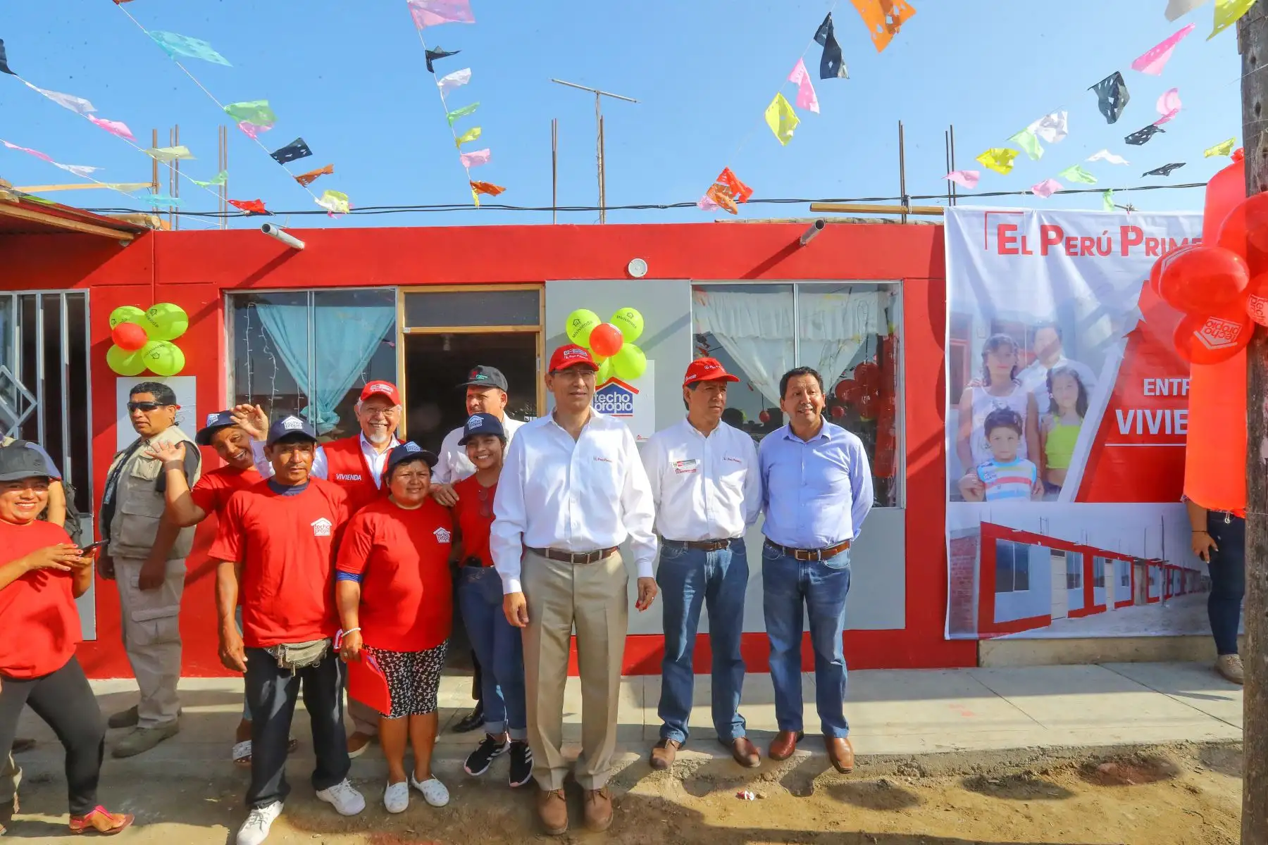 Jefe de Estado, Martín Vizcarra, acompañado del Ministro de Vivienda, Javier Piqué, entrega la vivienda N° 10,000 en el distrito de Pueblo Nuevo, provincia de Ferreñafe (Lambayeque), en el marco del proceso de reconstrucción. Foto: ANDINA/Prensa Presidencia