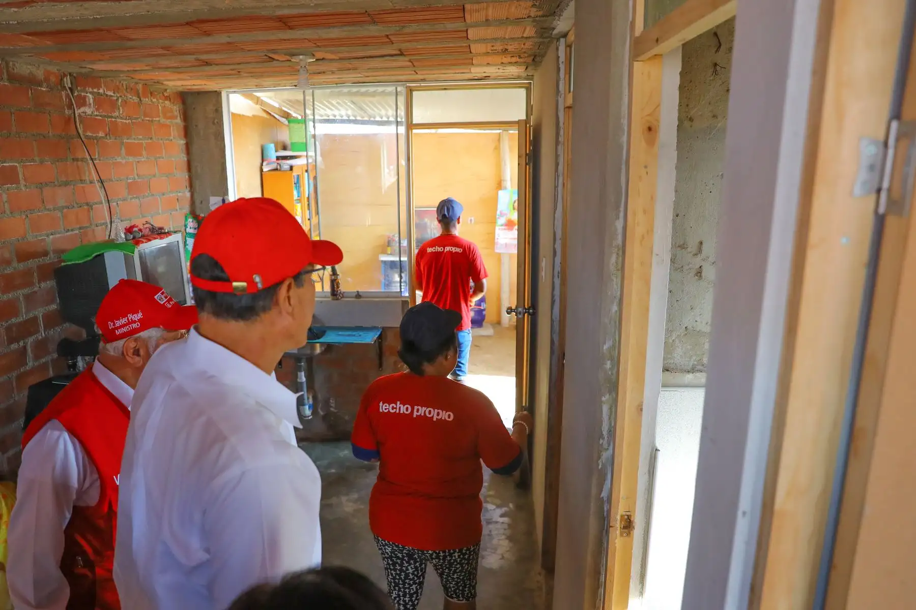 Jefe de Estado, Martín Vizcarra, acompañado del Ministro de Vivienda, Javier Piqué, entrega la vivienda N° 10,000 en el distrito de Pueblo Nuevo, provincia de Ferreñafe (Lambayeque), en el marco del proceso de reconstrucción. Foto: ANDINA/Prensa Presidencia