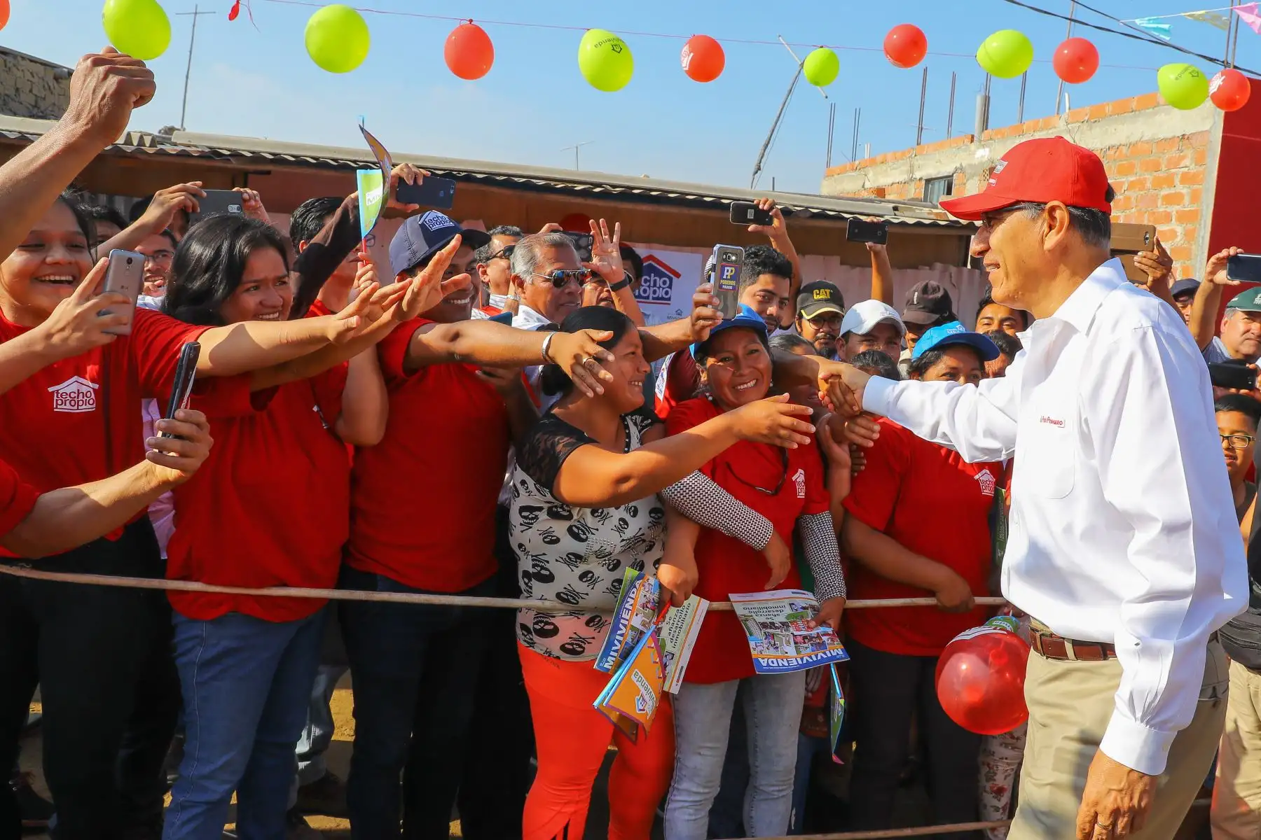 Jefe de Estado, Martín Vizcarra, acompañado del Ministro de Vivienda, Javier Piqué, entrega la vivienda N° 10,000 en el distrito de Pueblo Nuevo, provincia de Ferreñafe (Lambayeque), en el marco del proceso de reconstrucción. Foto: ANDINA/Prensa Presidencia