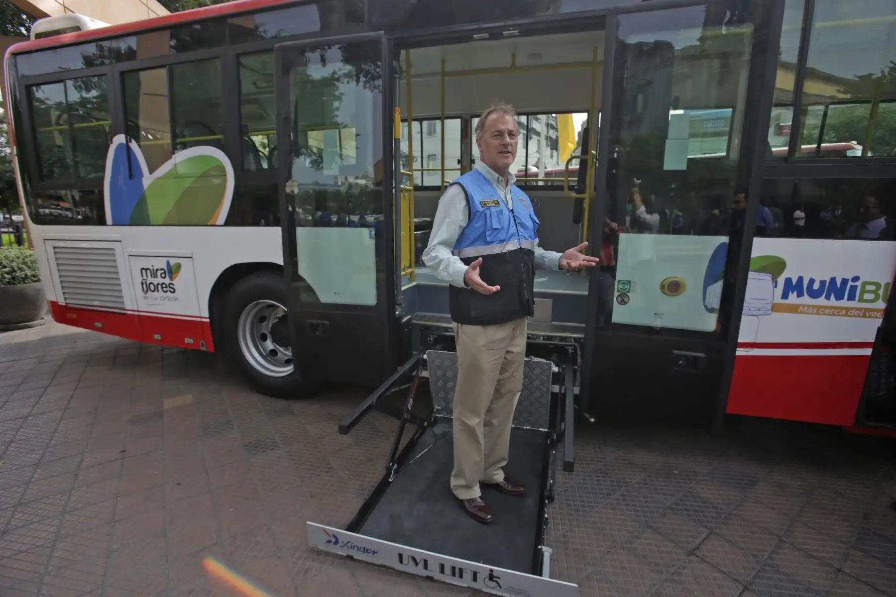 El alcalde de Miraflores, Jorge Muñoz, presentó una moderna flota de vehículos que se integran a las labores de vigilancia en la jurisdicción. Además, de dos unidades de transporte municipal Munibus. Foto: ANDINA/Nathalie Sayago