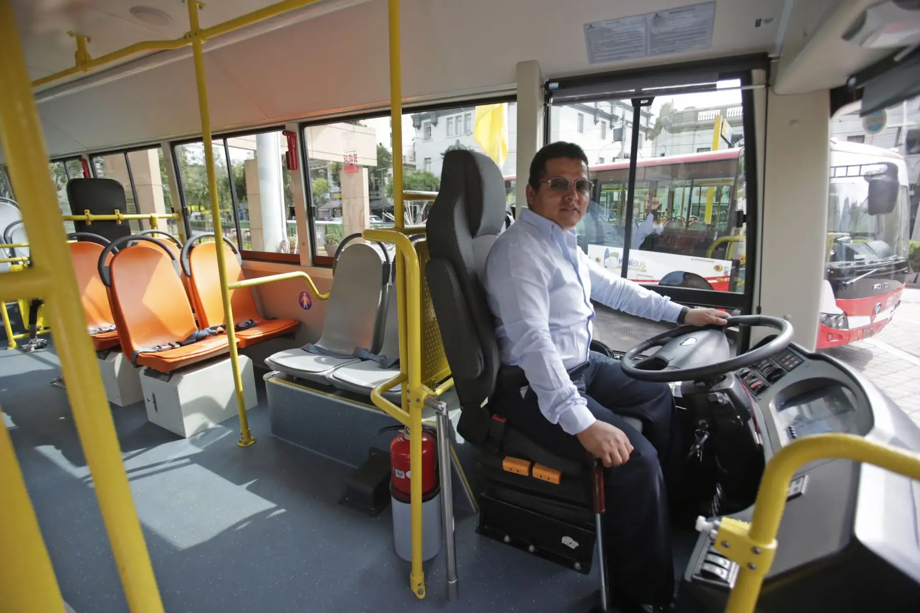 El alcalde de Miraflores, Jorge Muñoz, presentó una moderna flota de vehículos que se integran a las labores de vigilancia en la jurisdicción. Además, de dos unidades de transporte municipal Munibus. Foto: ANDINA/Nathalie Sayago
