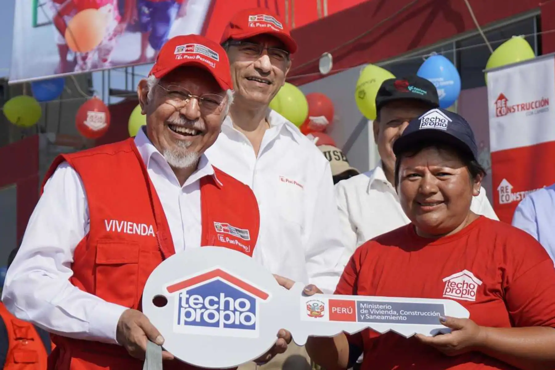 El presidente de la República, Martín Vizcarra, y el ministro de Vivienda, Javier Piqué, entregaron hoy la vivienda número 10,000 de la Reconstrucción con Cambios, en el distrito de Pueblo Nuevo, provincia de Ferreñafe, región Lambayeque, donde más de 200 familias damnificadas recibieron sus viviendas definitivas.
