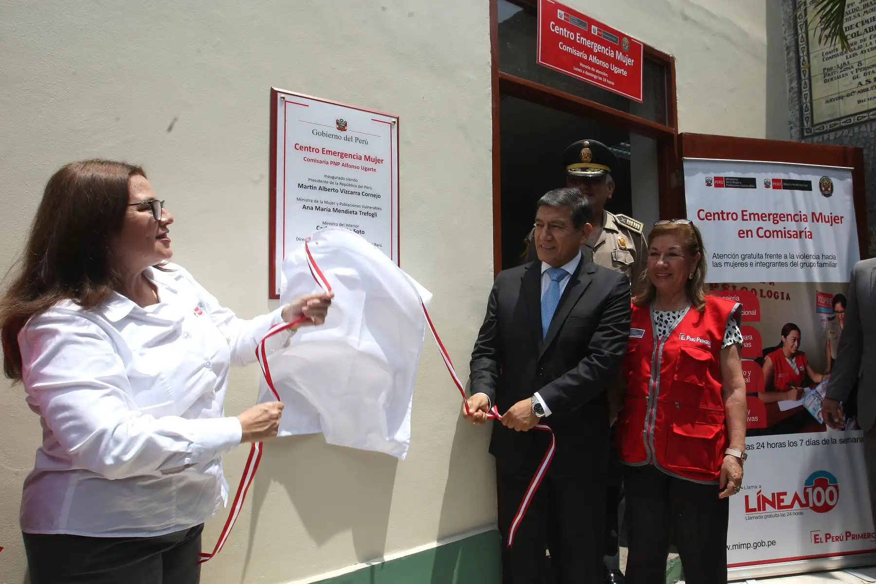 Ministro de Interior,Carlos Moran y Ministra de la Mujer Ana Maria Mendieta,inauguran "Centro emergencia Mujer",en la comisaria de Alfonso Ugarte del cercado de Lima.Foto:ANDINA/Héctor Vinces.