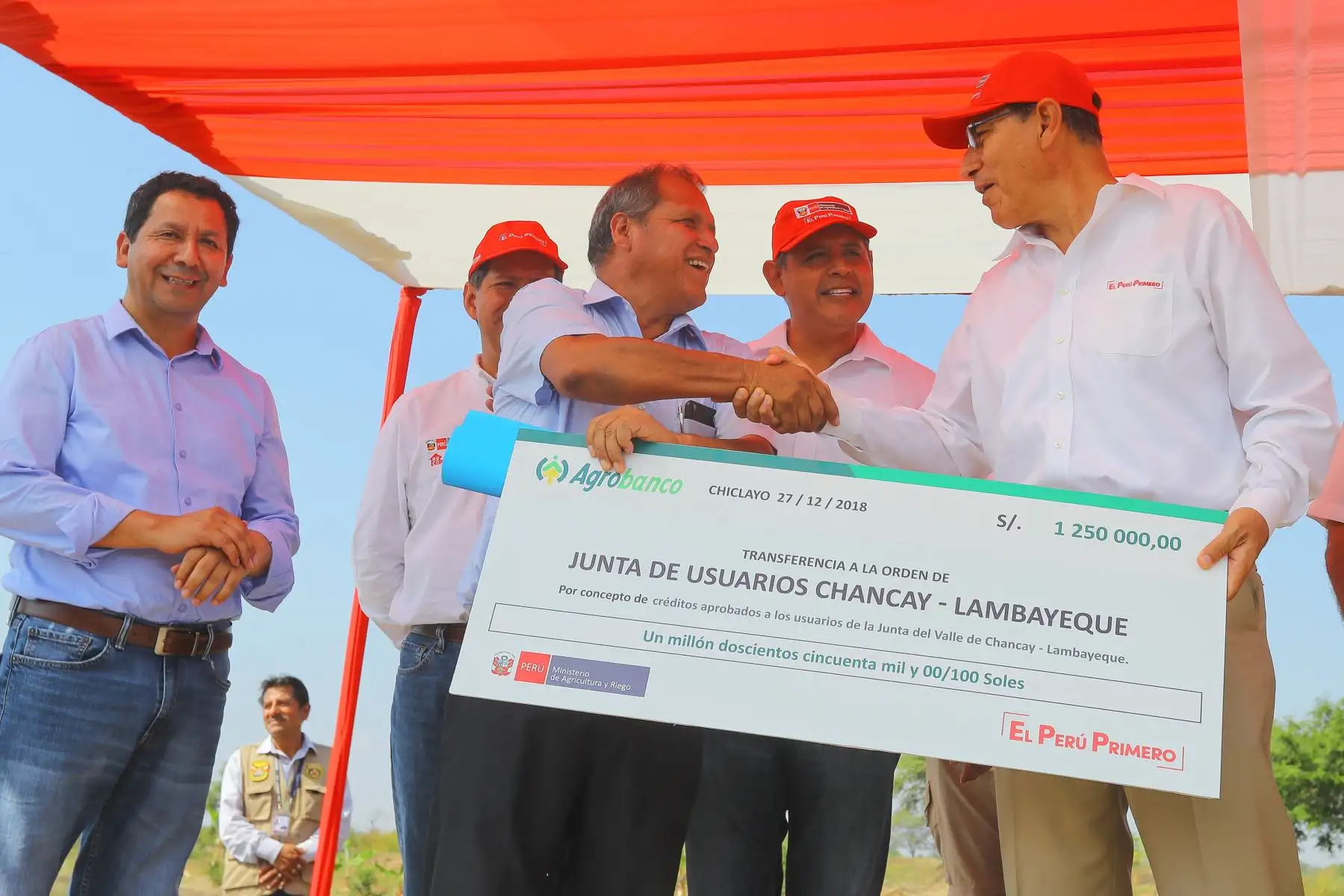 Mandatario entrega el primer préstamo de Agrobanco por un millón 250 mil soles a la Junta de Usuarios de Chancay en Chiclayo (Lambayeque). Foto: ANDINA/Prensa Presidencia