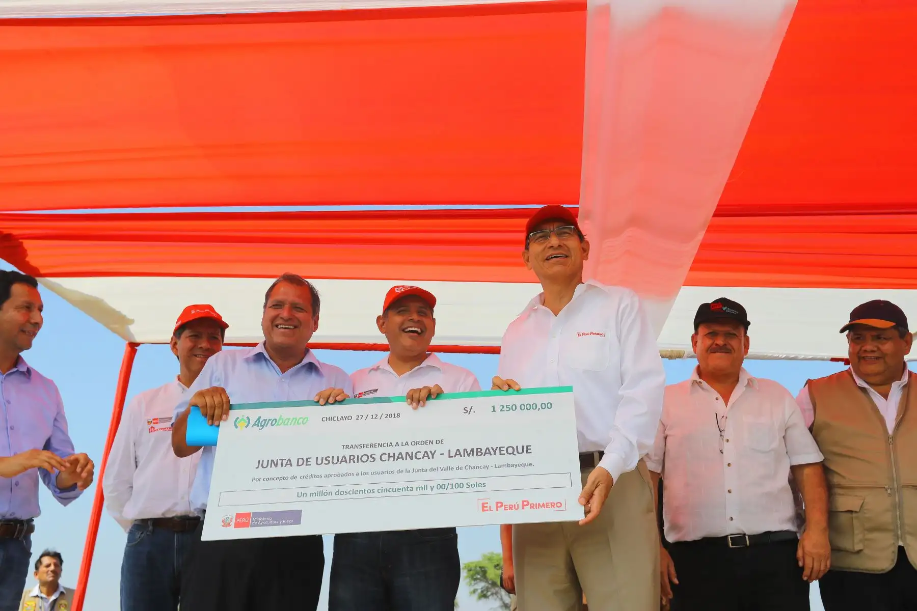 Mandatario entrega el primer préstamo de Agrobanco por un millón 250 mil soles a la Junta de Usuarios de Chancay en Chiclayo (Lambayeque). Foto: ANDINA/Prensa Presidencia