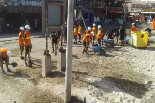 Desde tempranas horas de esta mañana, 100 miembros de las Fuerzas Armadas, pertenecientes a la Marina de Guerra y al Ejército, efectuaron labores de limpieza y remoción de arena y escombros en el malecón de Máncora, ubicado en la región Piura, que fue afectado por oleajes anómalos el último fin de semana.