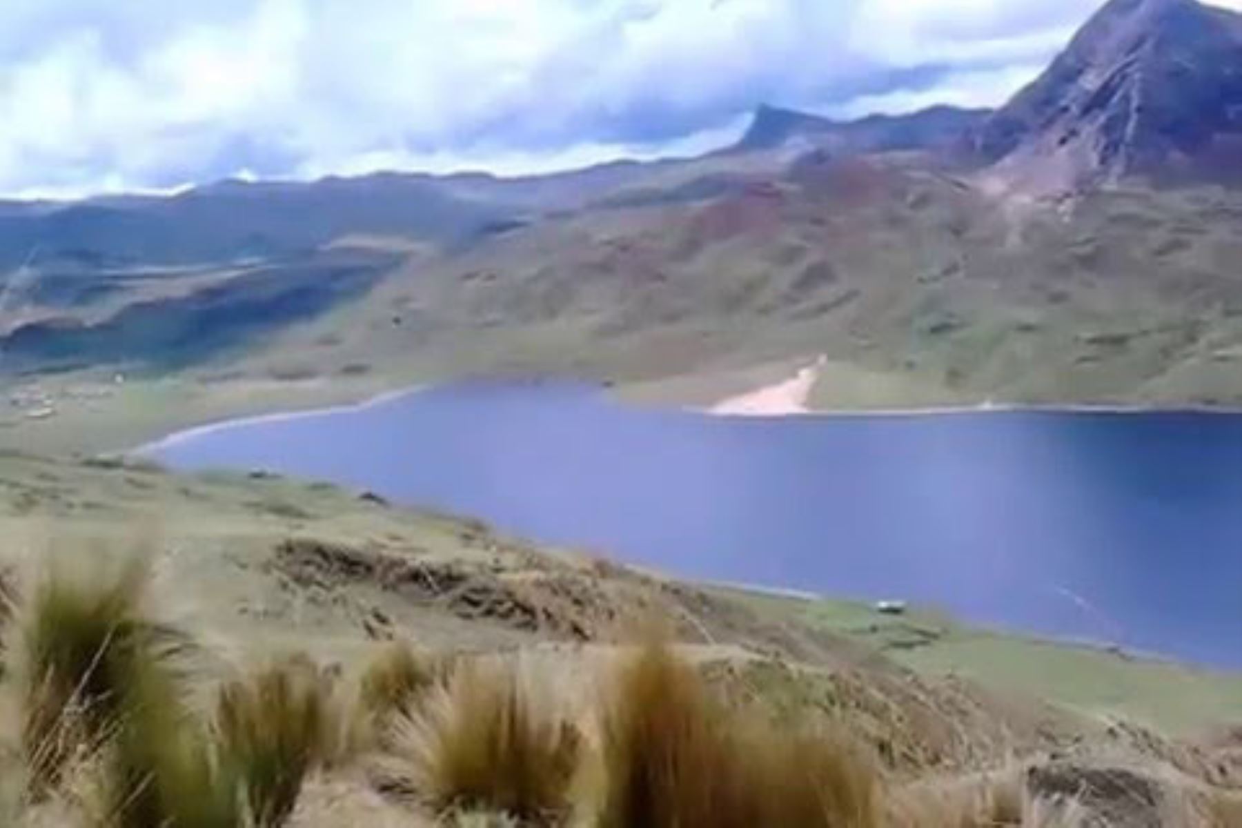 Efectivos de la Policía Nacional del Perú confirmaron el hallazgo, en el lago Llaullicocha, del cadáver de la joven estudiante Ángela Carmelino Caituiro, de 18 años de edad, reportada como desaparecida desde el 19 de este mes en la provincia cusqueña de Calca.