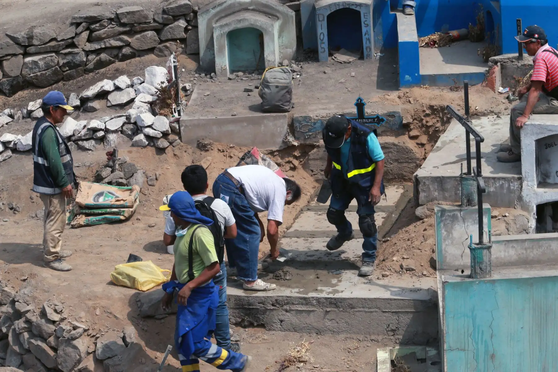 Entierro de los restos humanos de senderistas, en cementerio de Comas. Foto: ANDINA/Norman Córdova