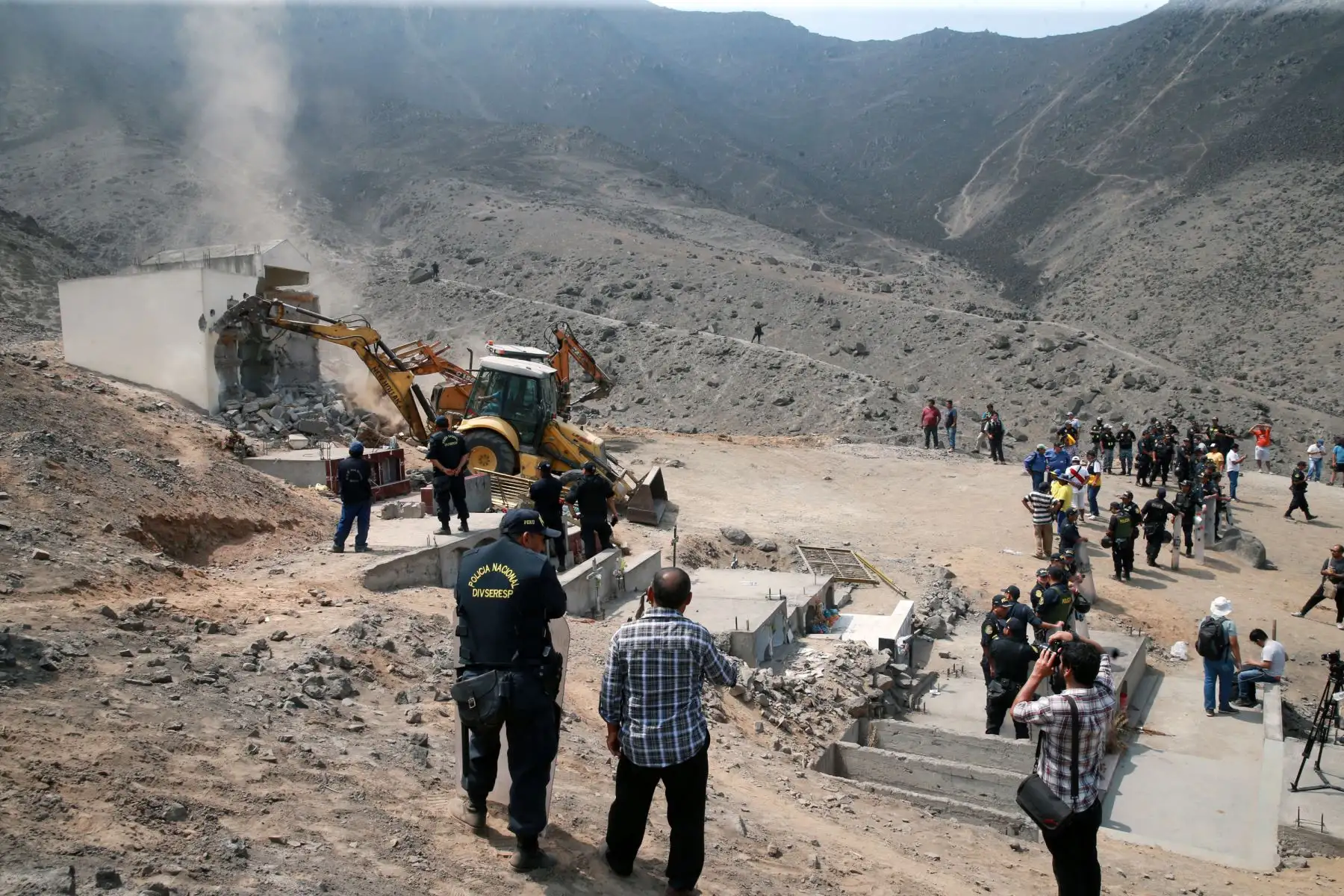 Mausoleo donde fueron enterrados miembros de Sendero Luminoso en Comas es demolido con maquinaria pesada, en una operación, con apoyo de la Policía Nacional. Foto: ANDINA/Norman Córdova