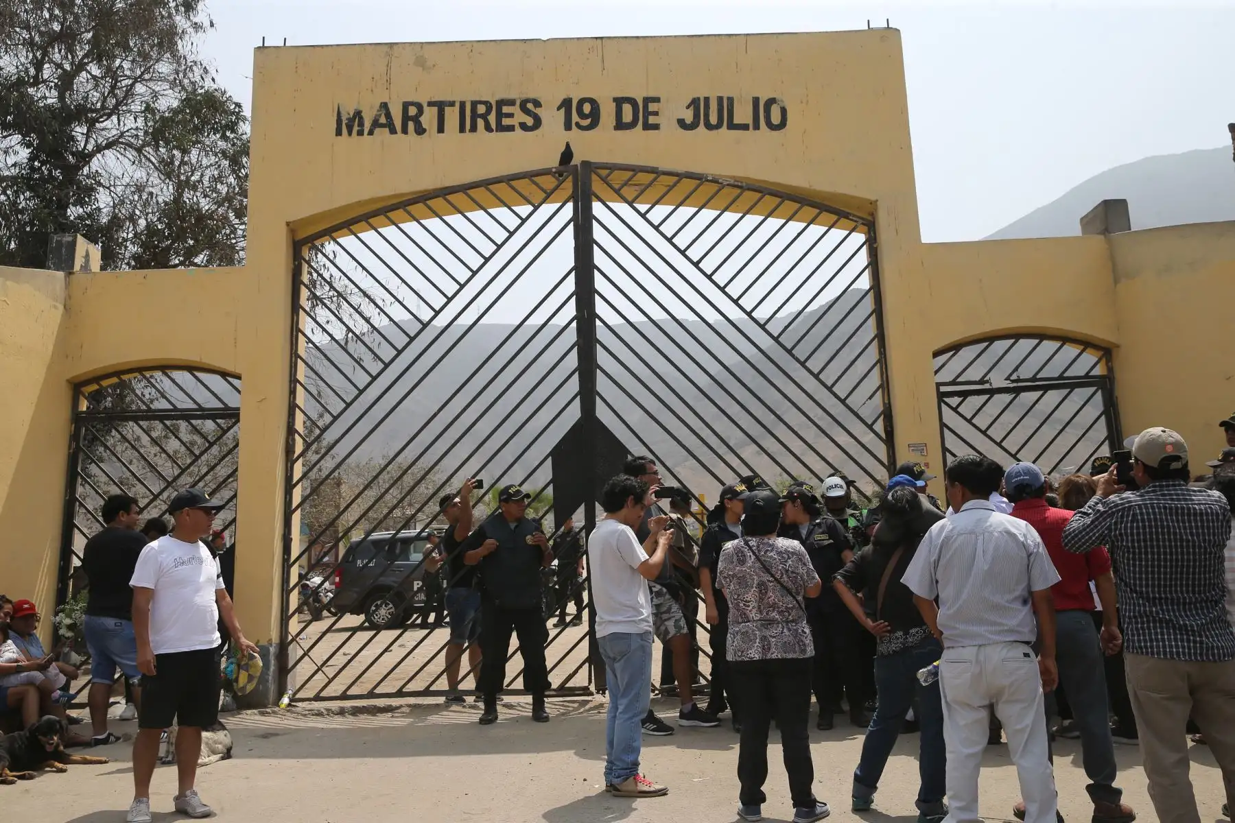 Mausoleo donde fueron enterrados miembros de Sendero Luminoso en Comas es demolido con maquinaria pesada, en una operación dirigida por el alcalde de Comas, Miguel Saldaña, y con la participación de la Policía Nacional. Foto: ANDINA/Norman Córdova