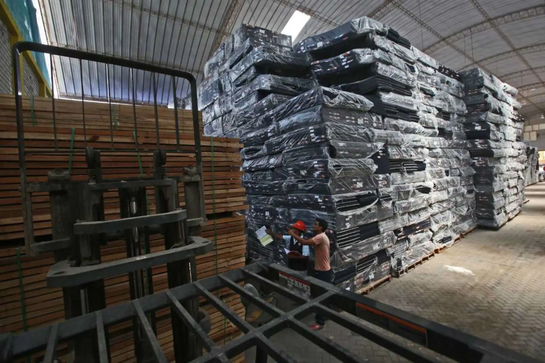 La Central de Compras Públicas Perú Compras inició la operación de los nuevos Catálogos Electrónicos de Acuerdos Marco de Ayuda Humanitaria que permitirán a las entidades públicas adquirir de manera eficiente y oportuna los bienes y materiales necesarios para prevenir y atender emergencias por desastres naturales.
