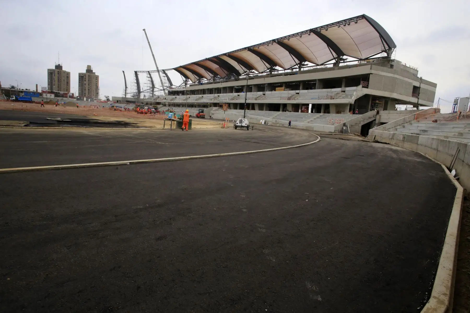 Avance de las  obras de Lima 2019, asfaltado de la pista atlética en el Estadio de atletismo en  la Videna. Foto;ANDINA/Difusiòn