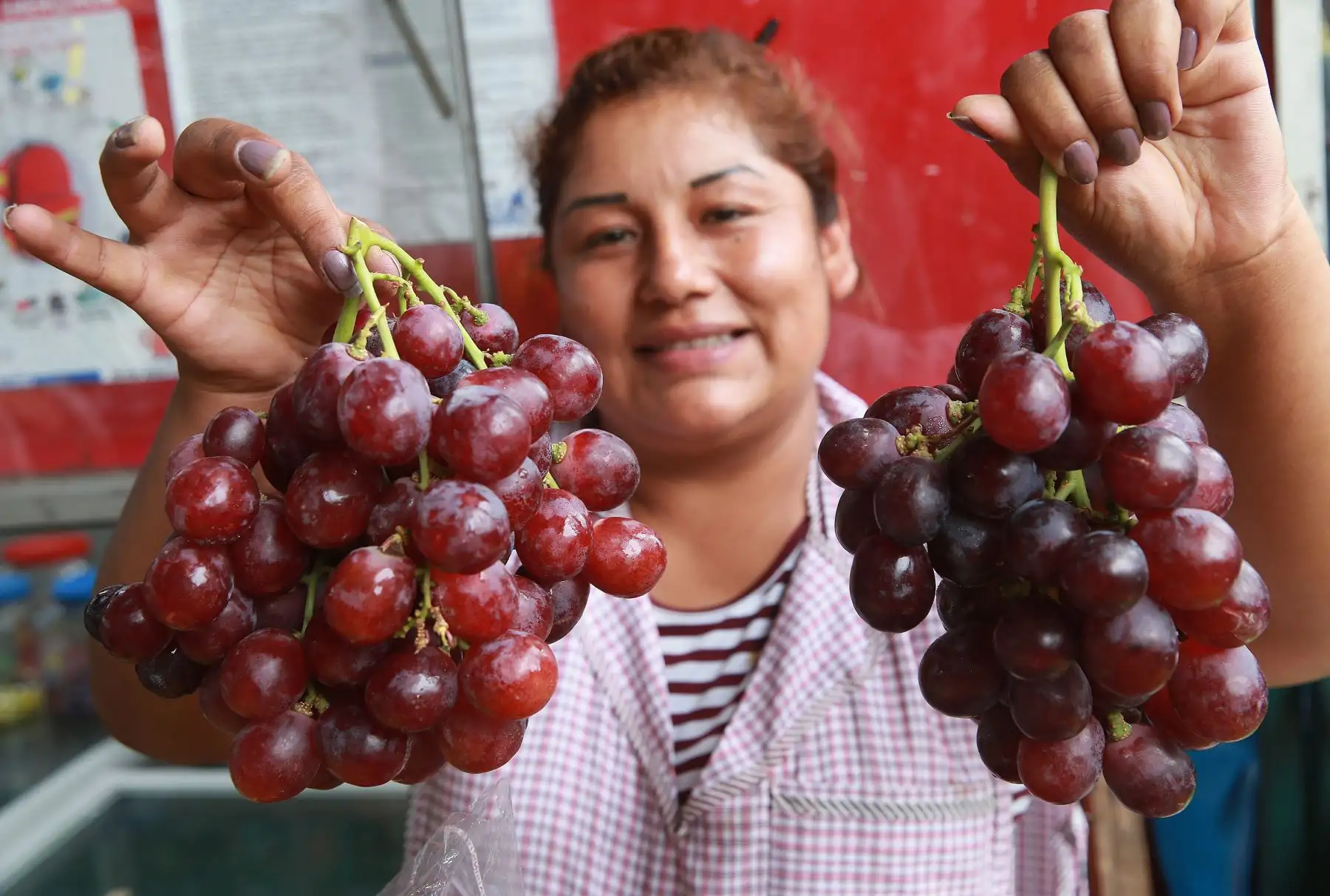Flores amarillas, piñatas, frutas, amuletos y rituales para atraer la buena suerte se venden a pocas horas de las celebraciones del Año Nuevo 2019. Foto: ANDINA/Norman Córdova