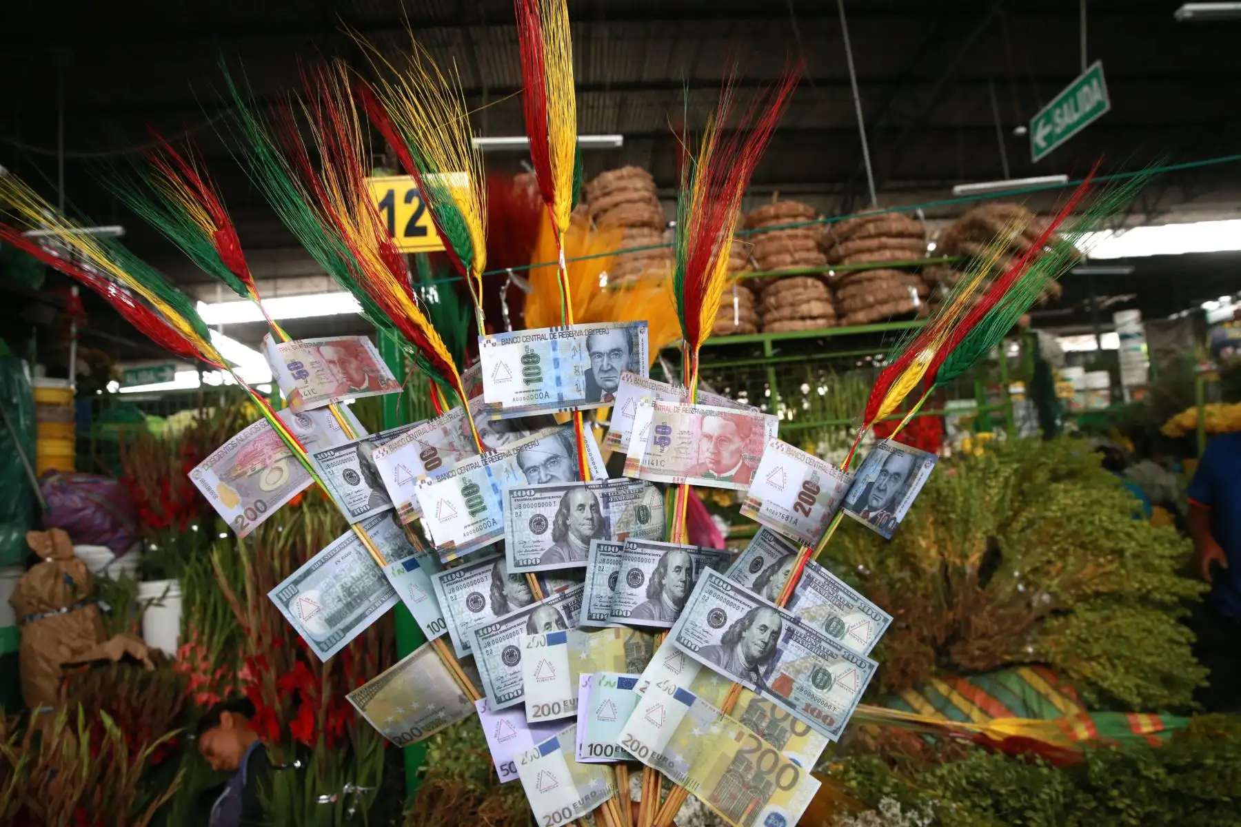 Flores amarillas, piñatas, frutas, amuletos y rituales para atraer la buena suerte se venden a pocas horas de las celebraciones del Año Nuevo 2019. Foto: ANDINA/Norman Córdova