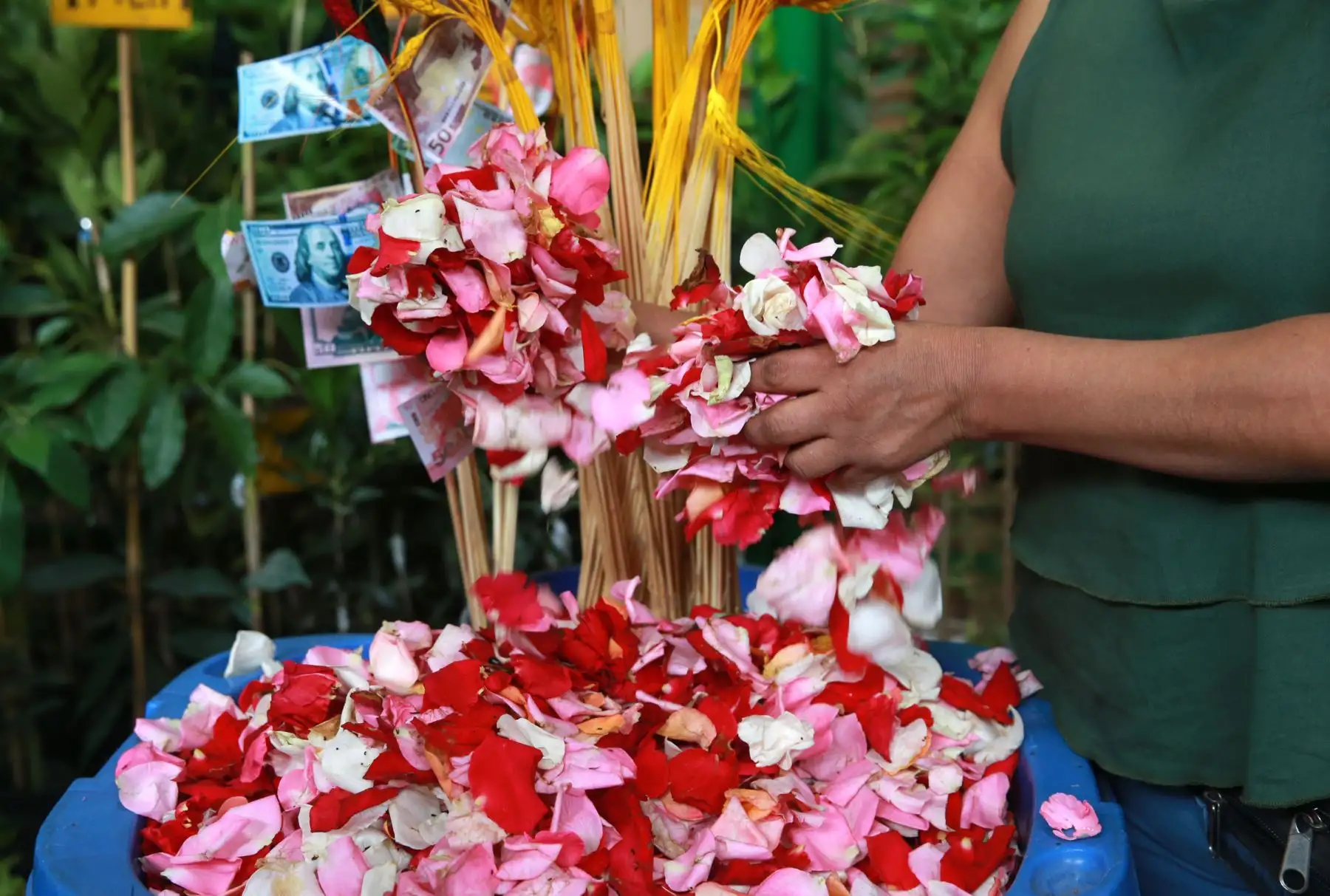 Flores amarillas, piñatas, frutas, amuletos y rituales para atraer la buena suerte se venden a pocas horas de las celebraciones del Año Nuevo 2019. Foto: ANDINA/Norman Córdova