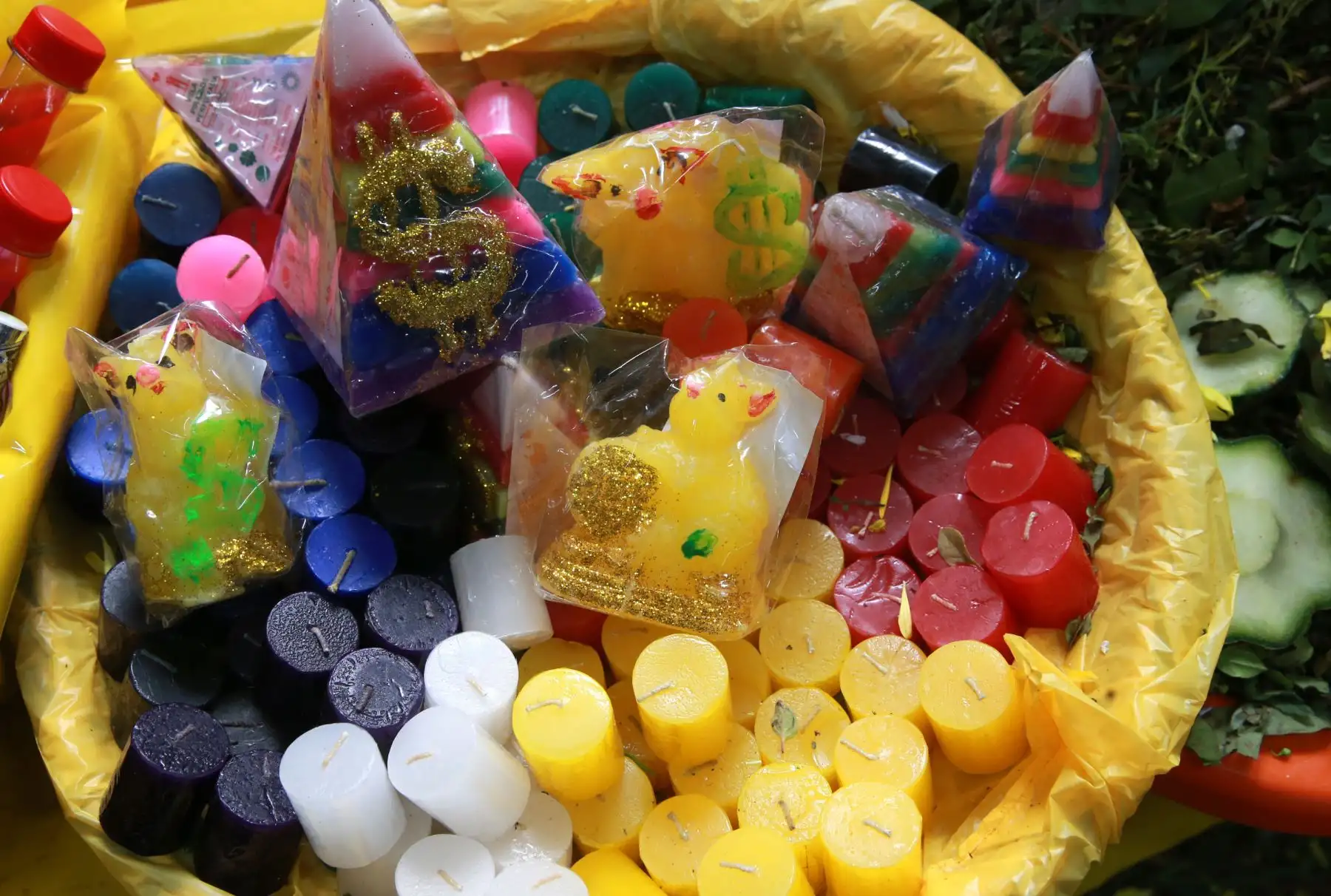 Flores amarillas, piñatas, frutas, amuletos y rituales para atraer la buena suerte se venden a pocas horas de las celebraciones del Año Nuevo 2019. Foto: ANDINA/Norman Córdova