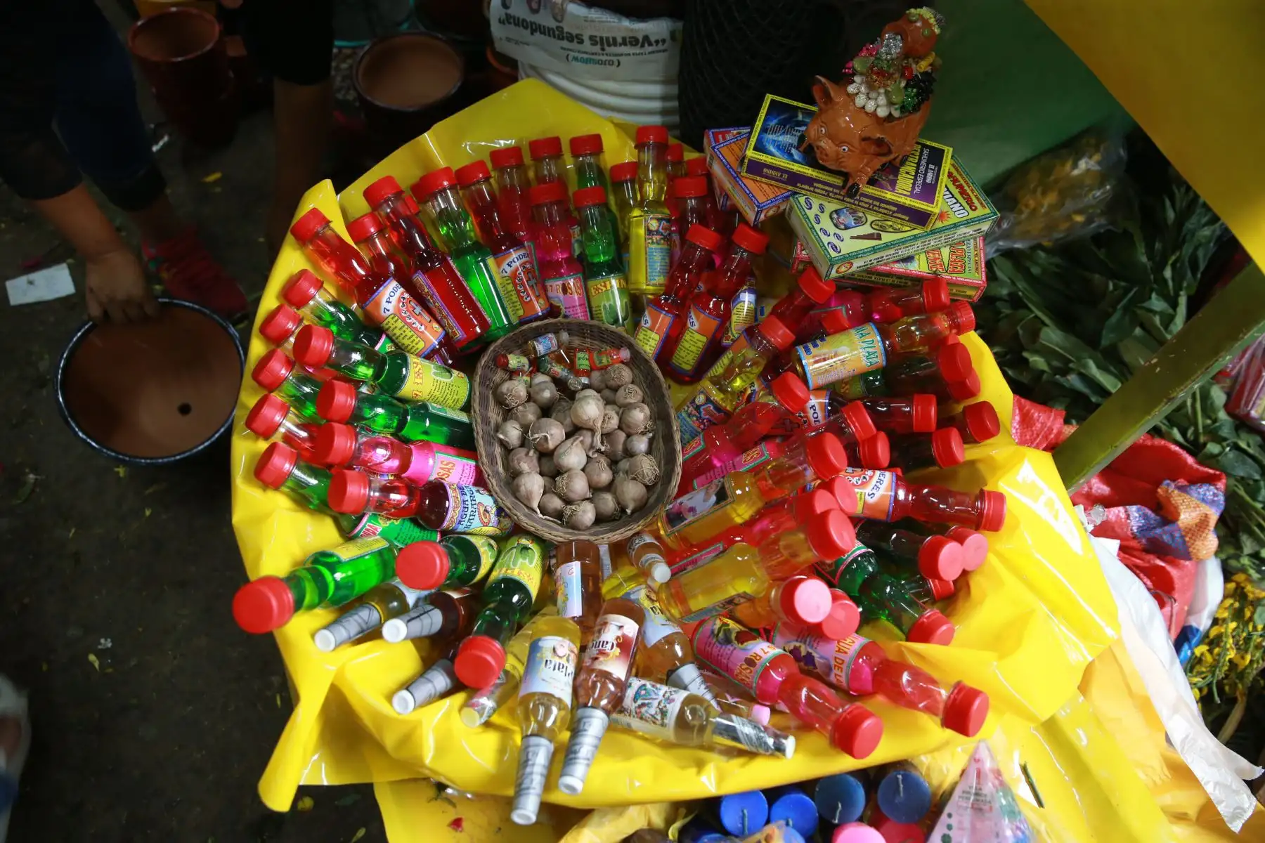 Flores amarillas, piñatas, frutas, amuletos y rituales para atraer la buena suerte se venden a pocas horas de las celebraciones del Año Nuevo 2019. Foto: ANDINA/Norman Córdova