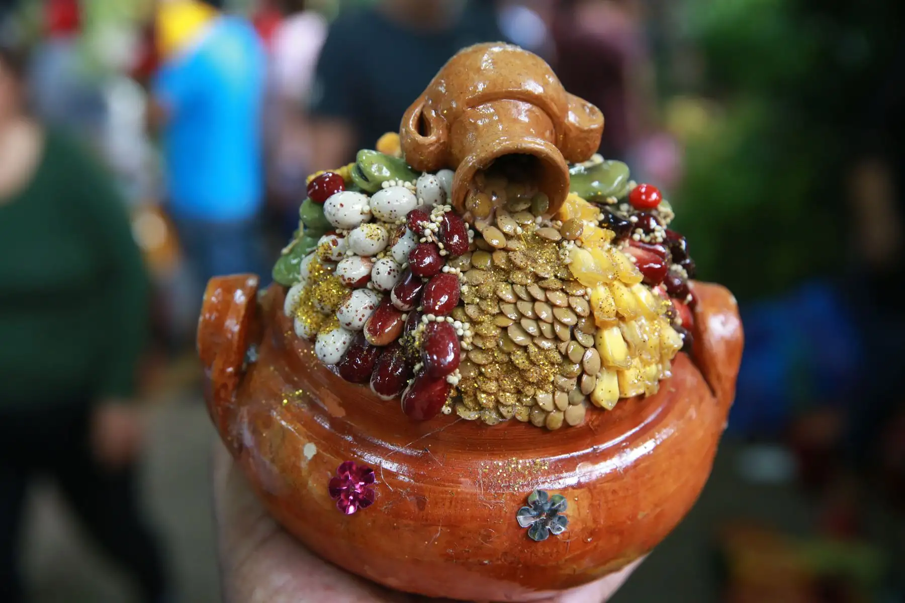 Flores amarillas, piñatas, frutas, amuletos y rituales para atraer la buena suerte se venden a pocas horas de las celebraciones del Año Nuevo 2019. Foto: ANDINA/Norman Córdova