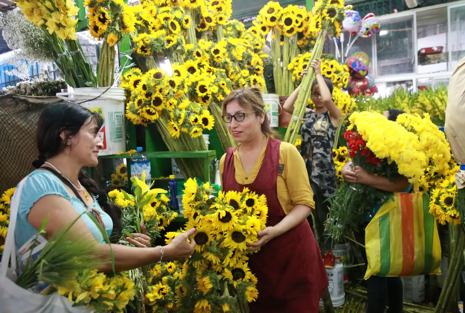 Flores amarillas, piñatas, frutas, amuletos y rituales para atraer la buena suerte se venden a pocas horas de las celebraciones del Año Nuevo 2019. Foto: ANDINA/Norman Córdova